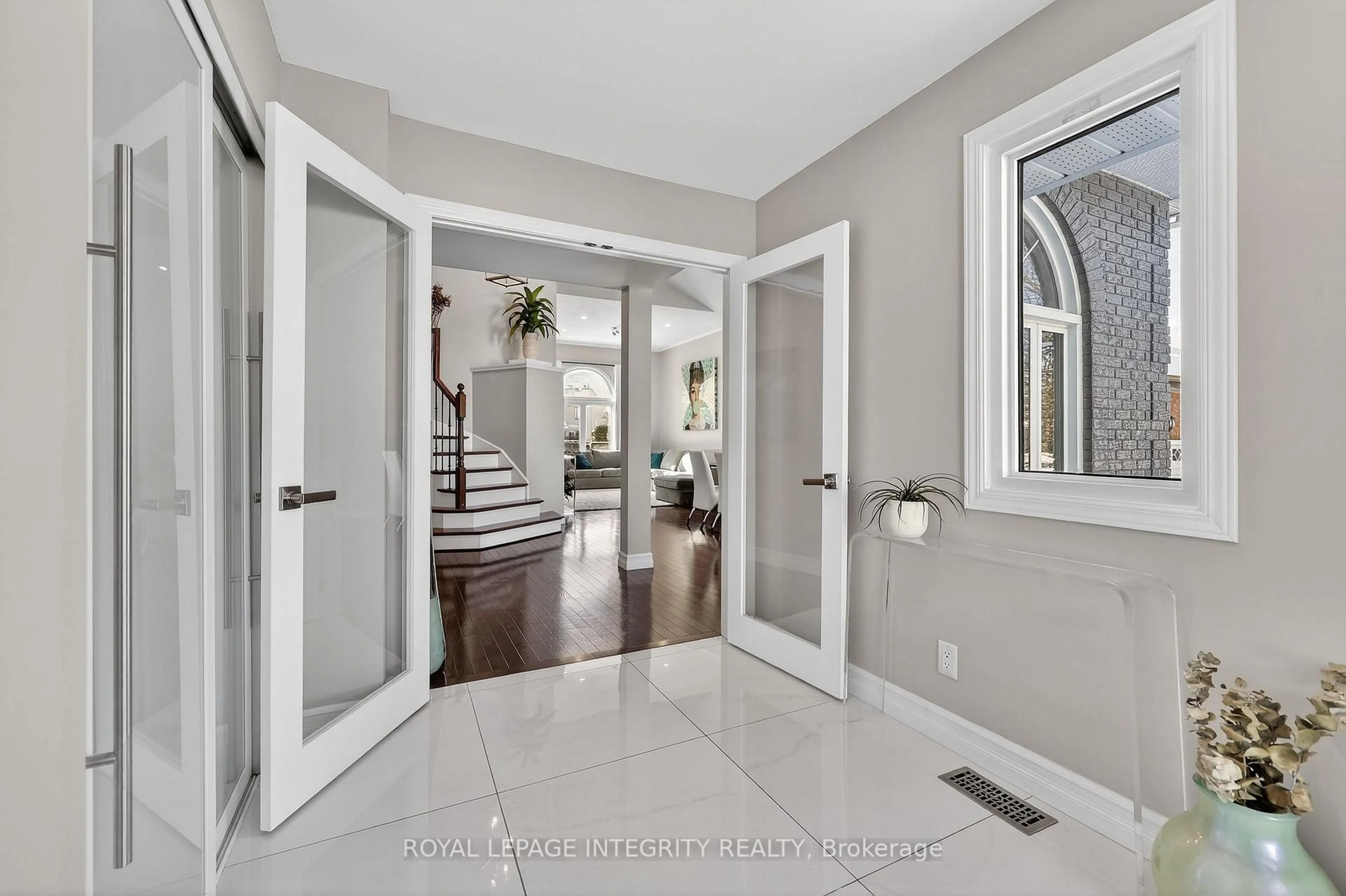 Indoor entryway for 1380 Diane Cres, Orleans Ontario K4A 2N8