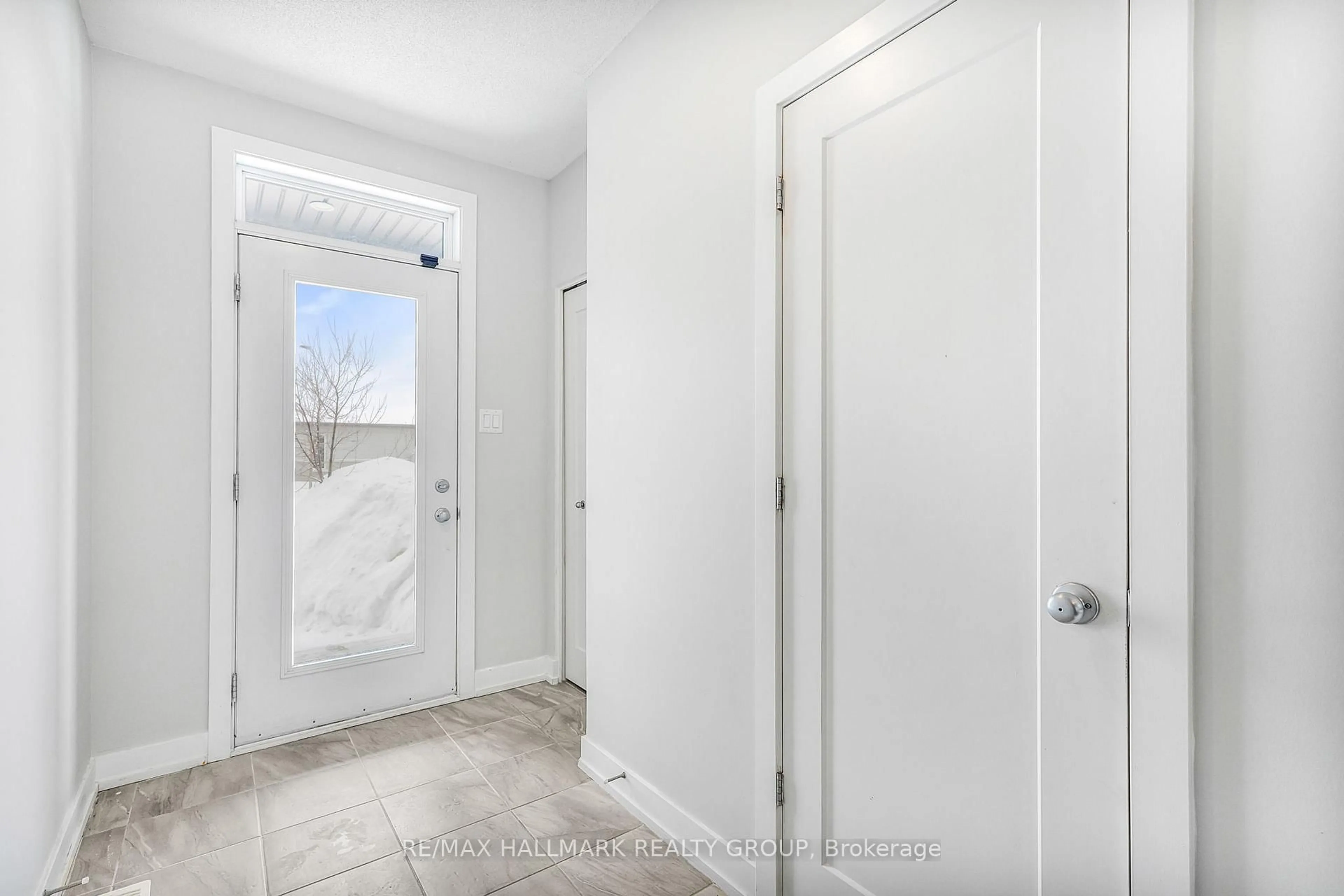 Indoor entryway for 877 PLATINUM St, Clarence-Rockland Ontario K4K 0H9