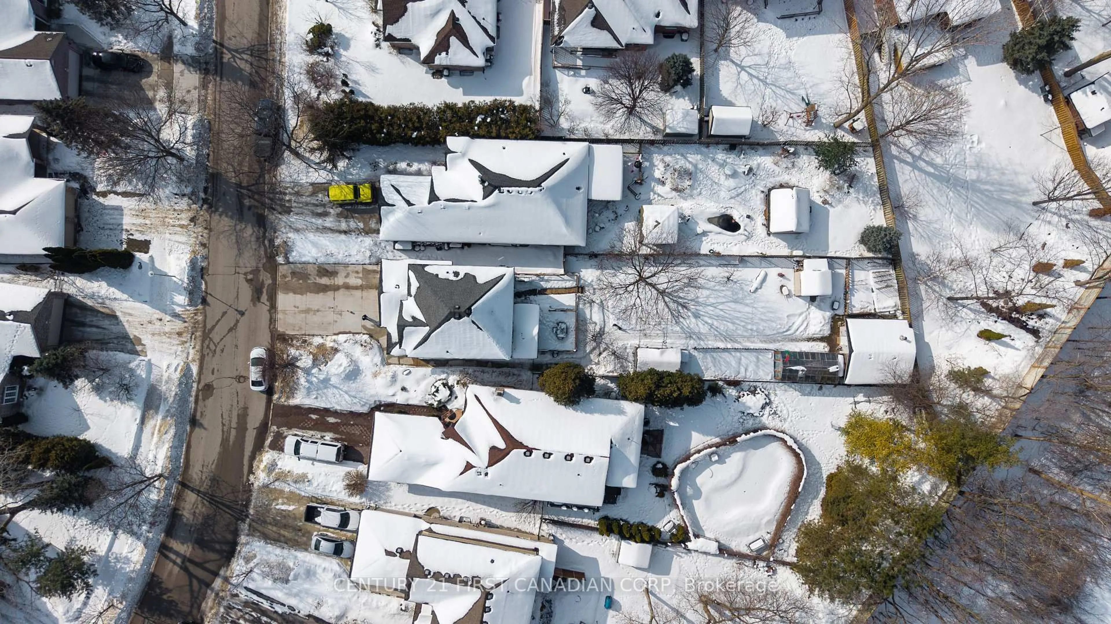 A pic from outside/outdoor area/front of a property/back of a property/a pic from drone, street for 736 Thornwood Dr, London North Ontario N6H 5J6