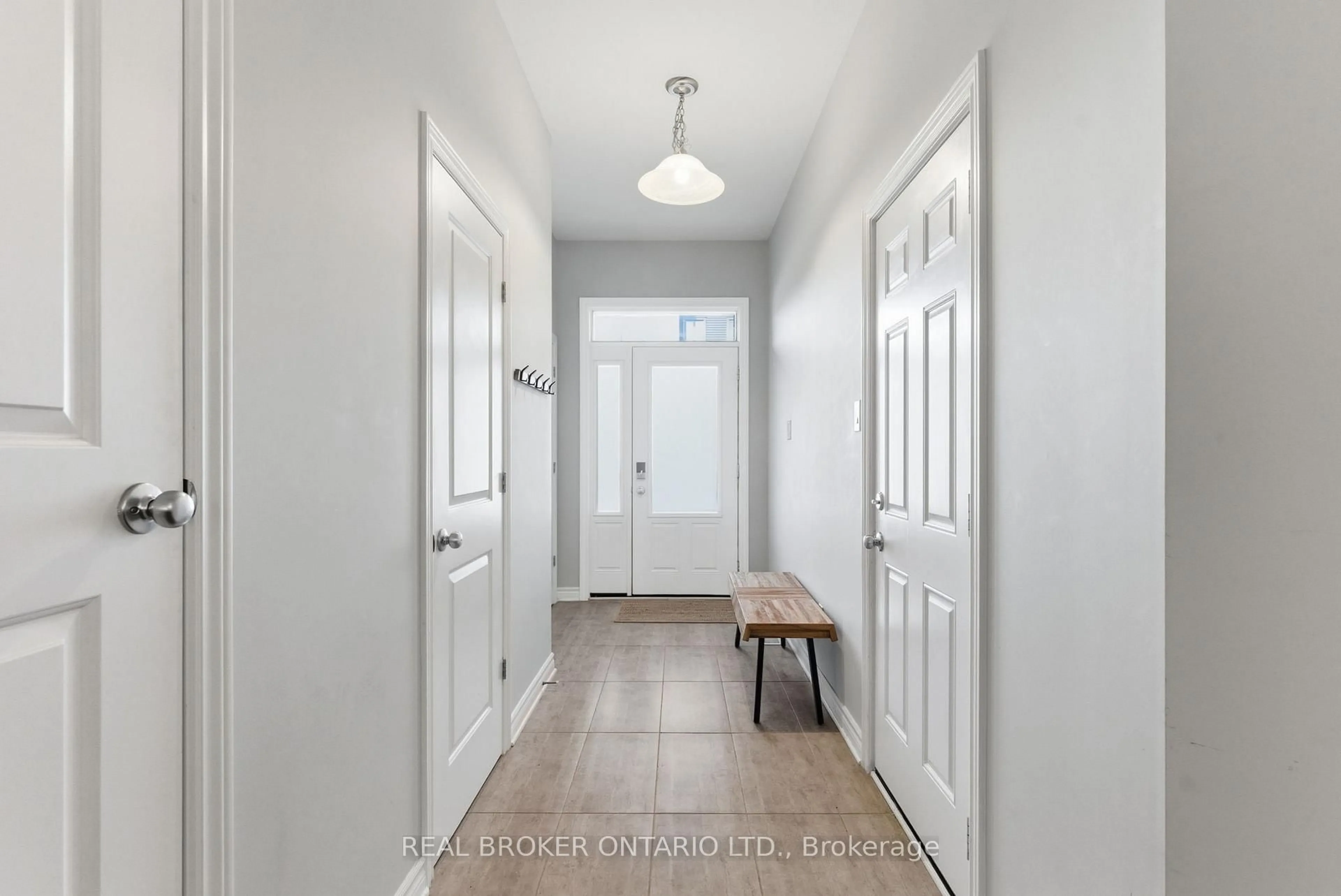 Indoor entryway for 532 Fawn Valley Private, Ottawa Ontario K1T 0W5