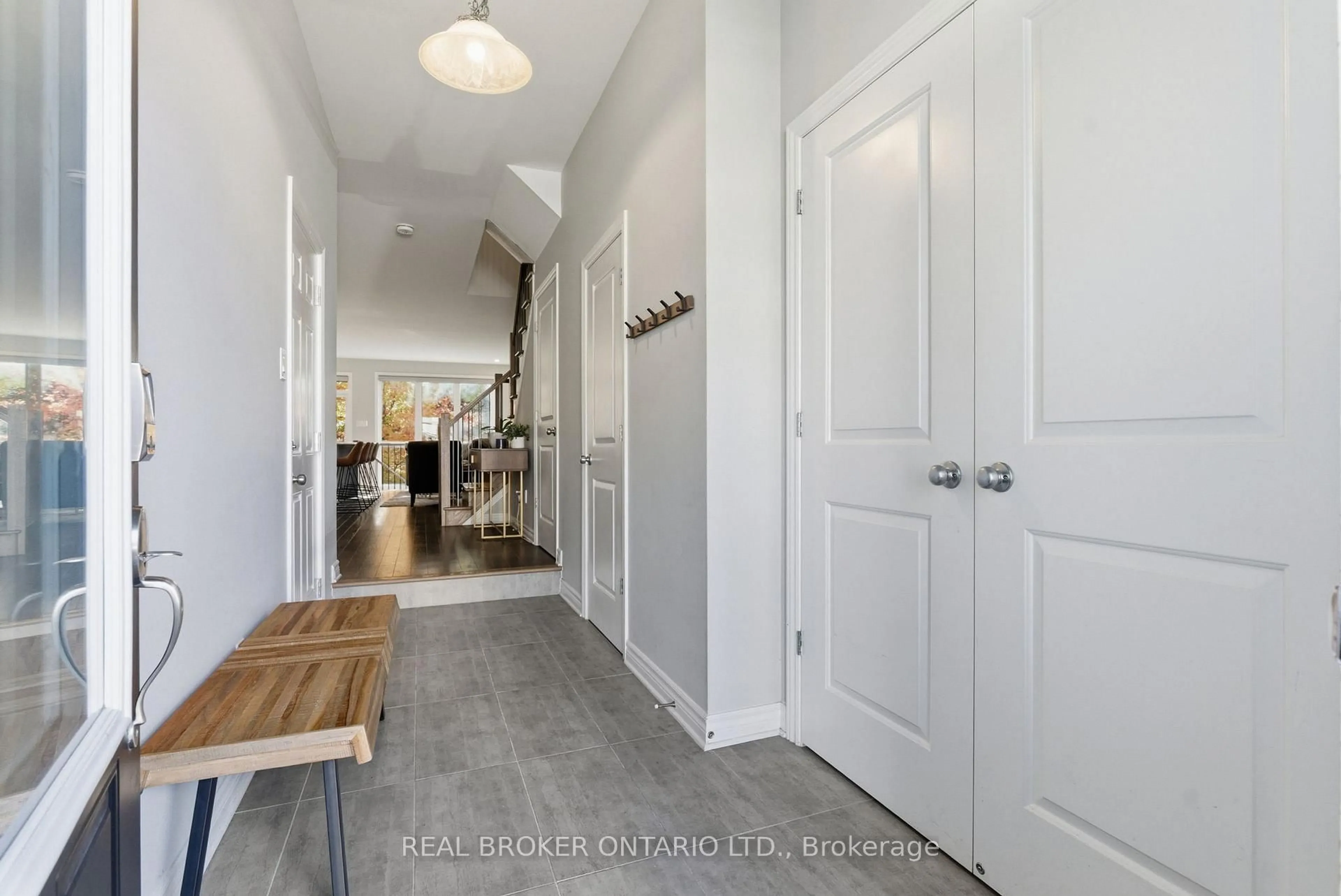 Indoor entryway for 532 Fawn Valley Private, Ottawa Ontario K1T 0W5