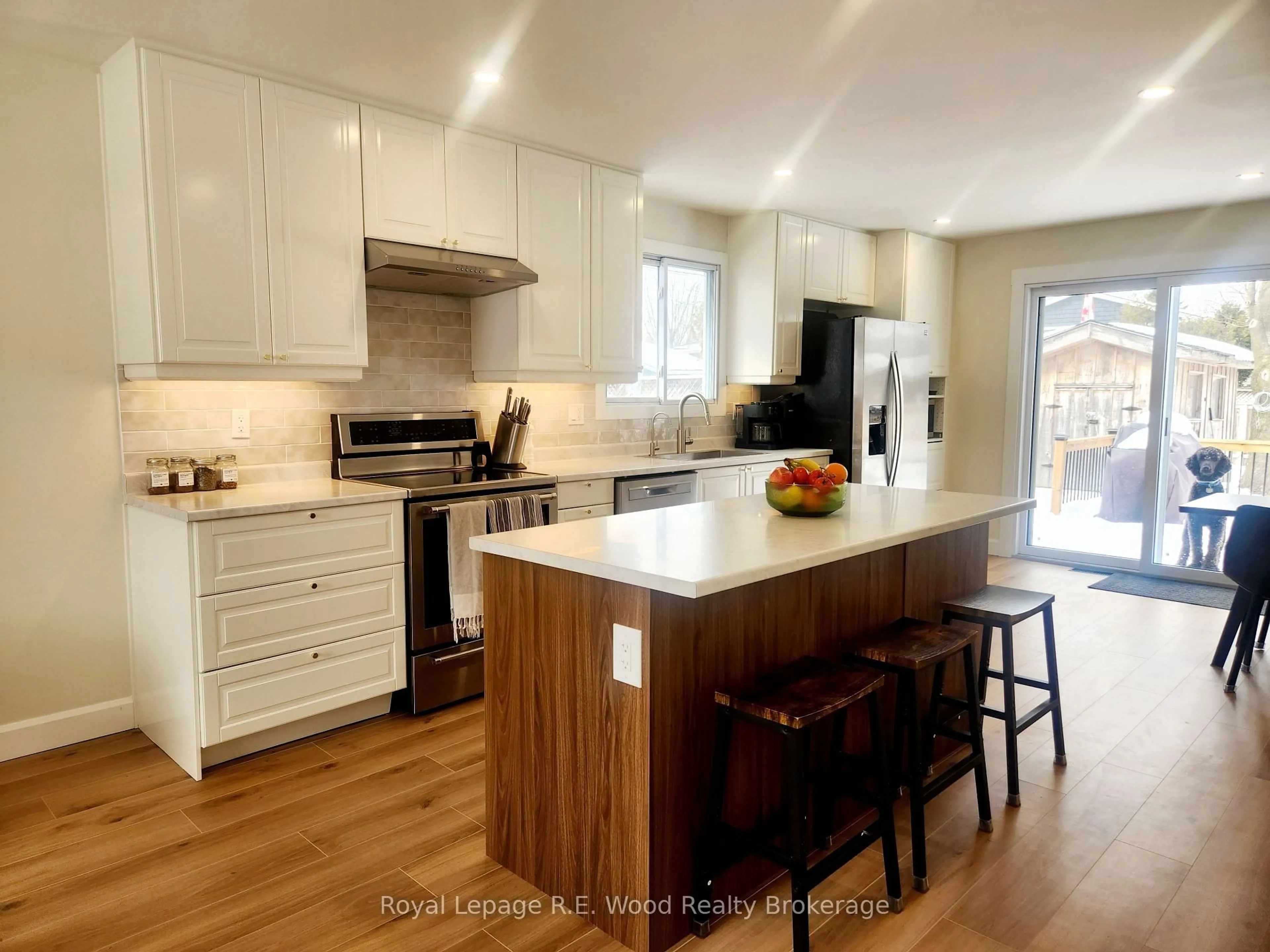 Open concept kitchen, wood/laminate floor for 6 Centennial Ave, Tillsonburg Ontario N4G 4R6