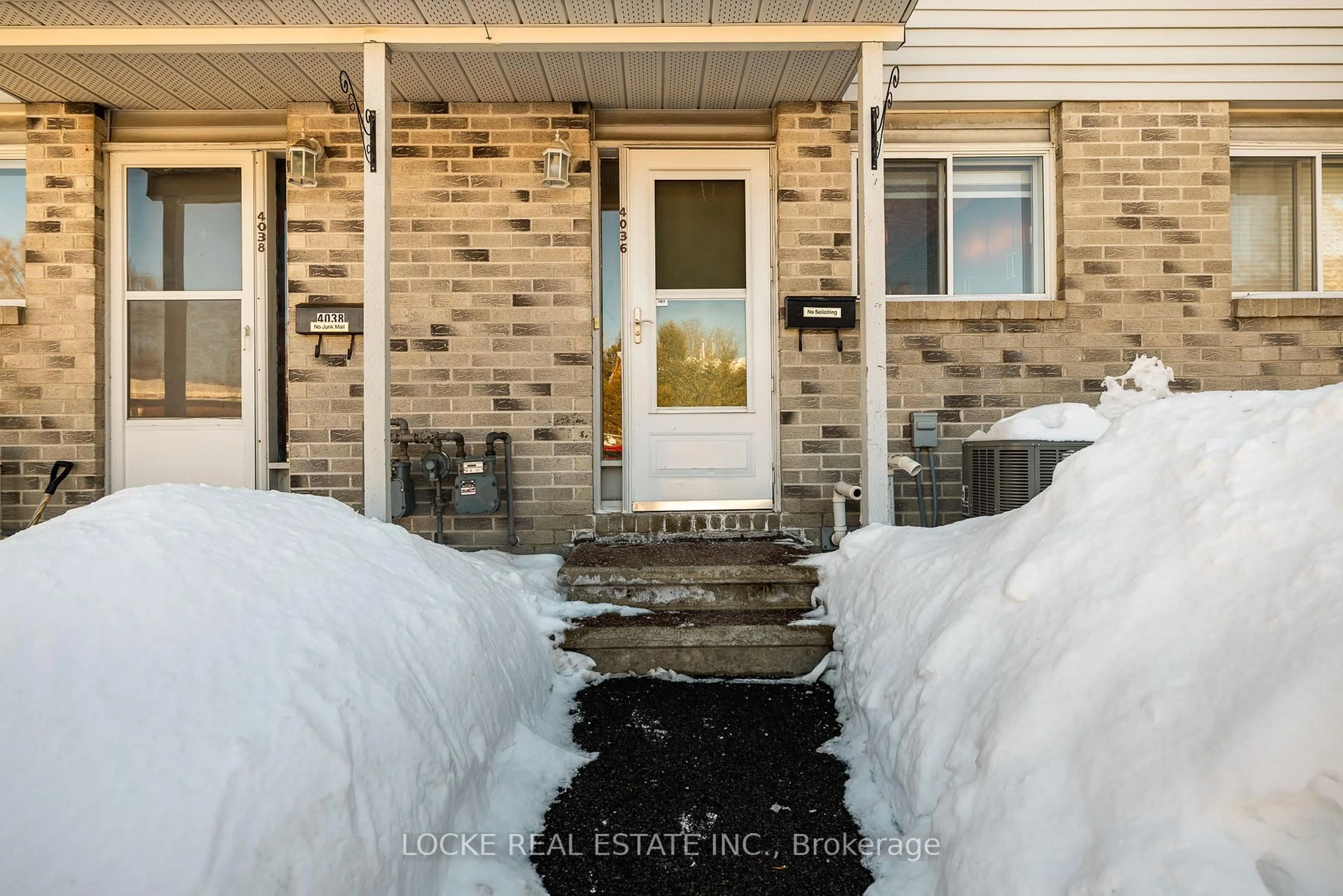 Indoor entryway for 4036 Eady Crt #16, Ottawa Ontario K1J 8X6