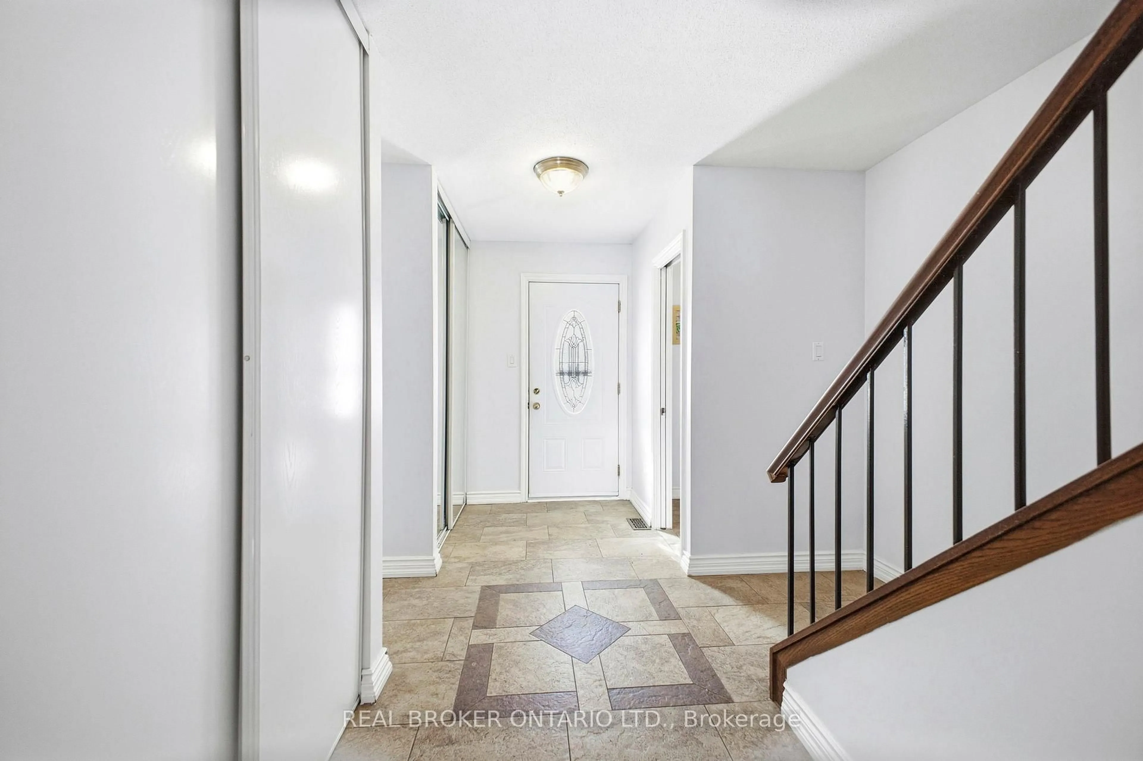 Indoor foyer for 6 Arnold Dr #F, Ottawa Ontario K2H 6V9