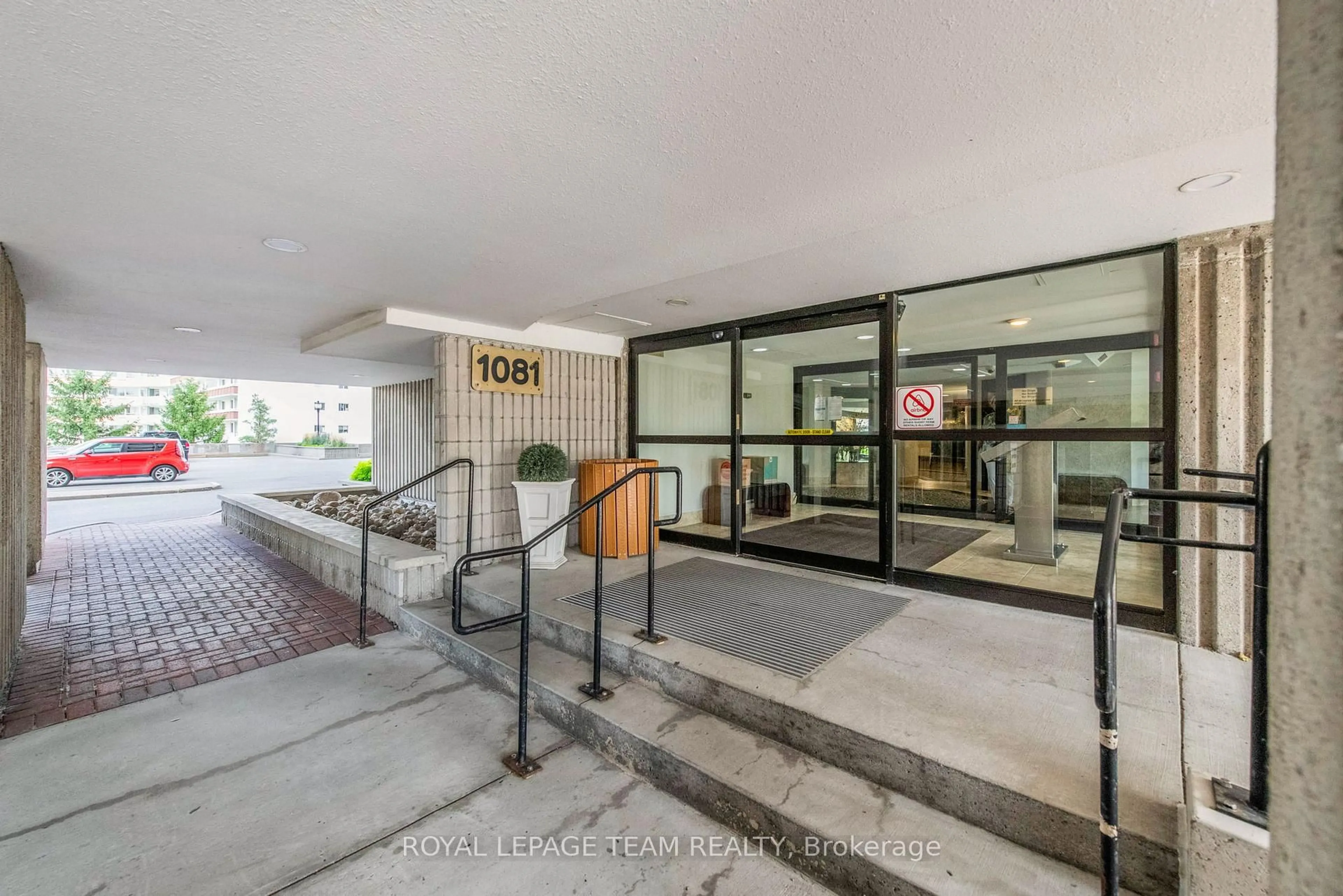 Indoor foyer for 1081 Ambleside Dr #1101, Ottawa Ontario K2B 8C8