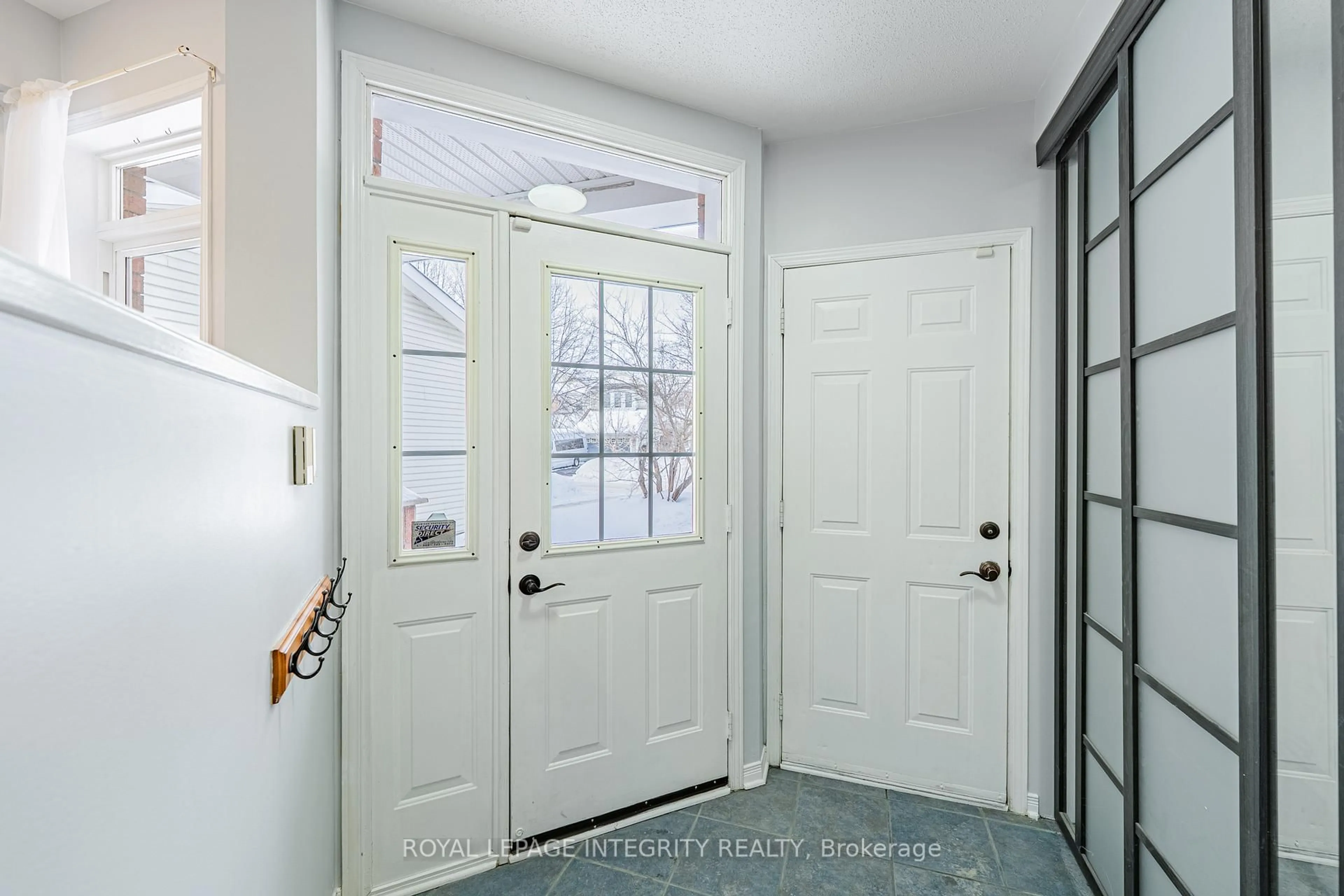 Indoor entryway for 111 HEMLO Cres, Ottawa Ontario K2T 1C9