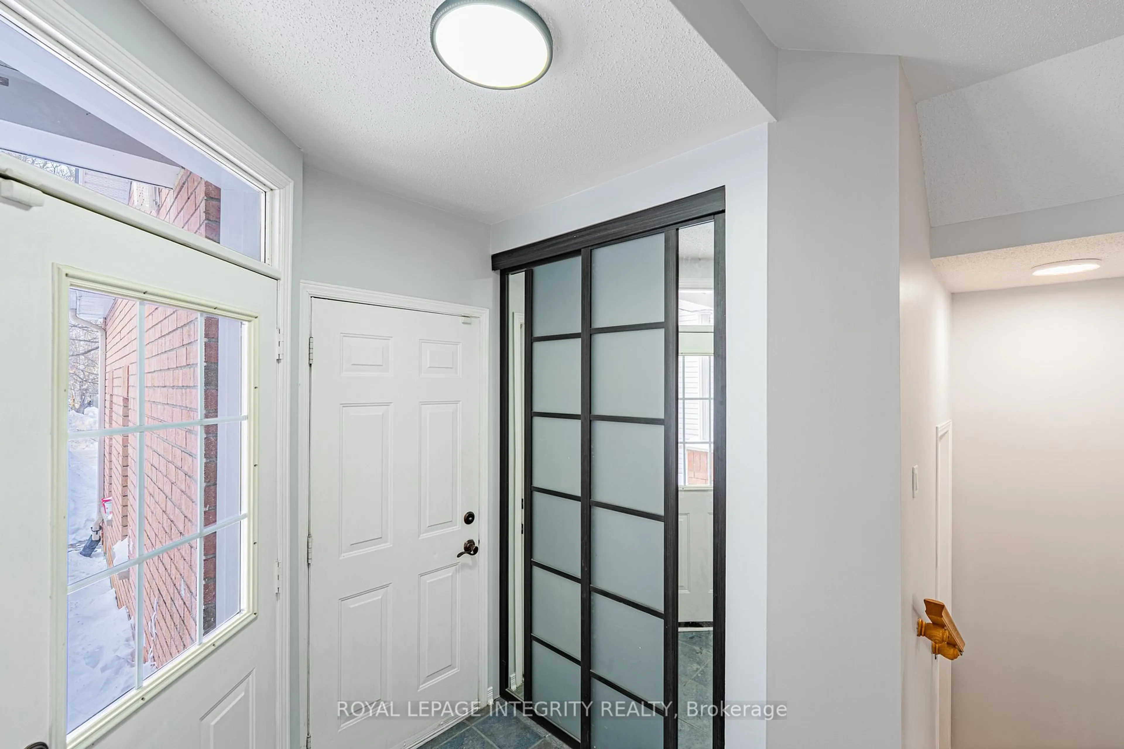 Indoor entryway for 111 HEMLO Cres, Ottawa Ontario K2T 1C9