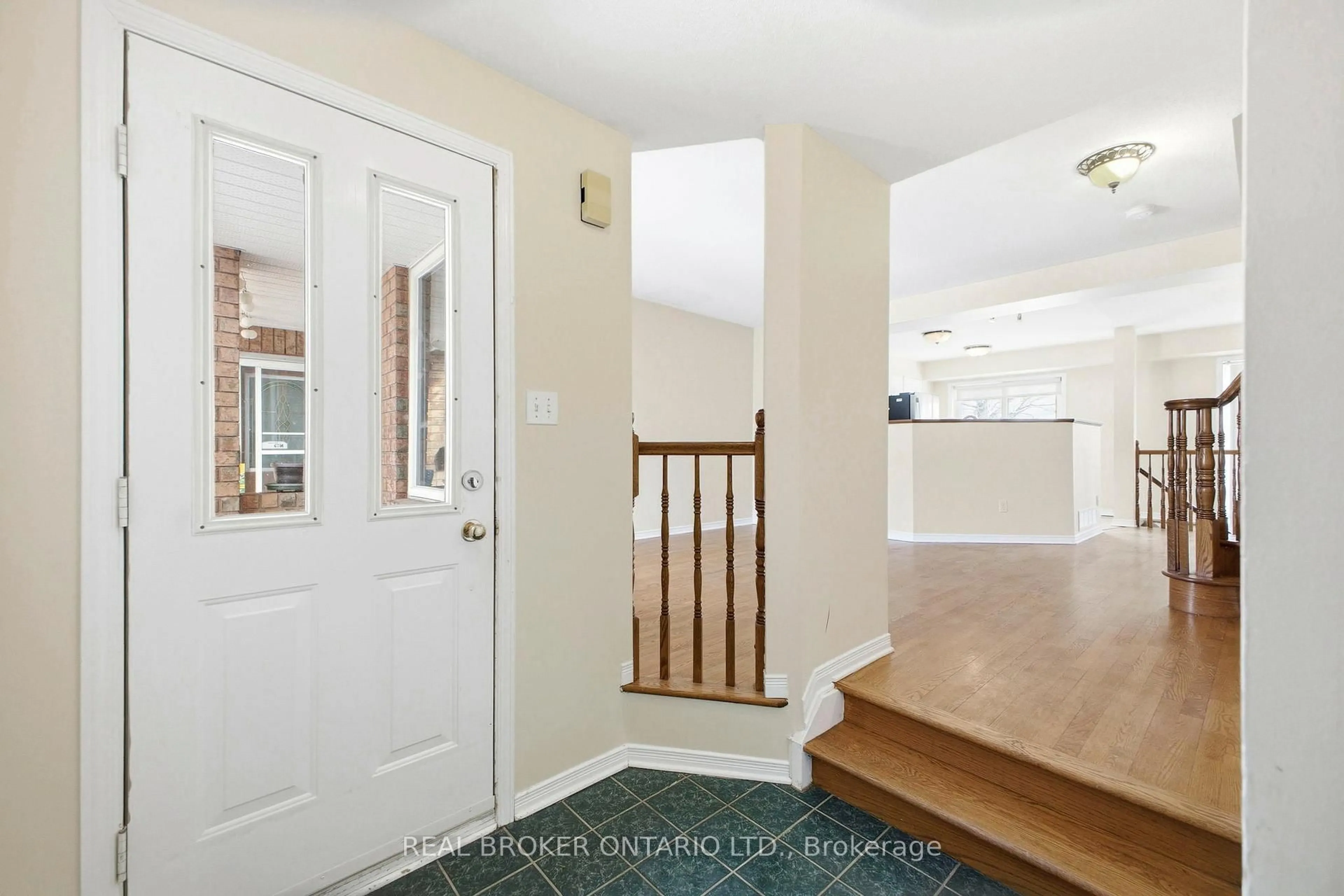 Indoor entryway for 220 Woodpark Way, Ottawa Ontario K2J 4P7