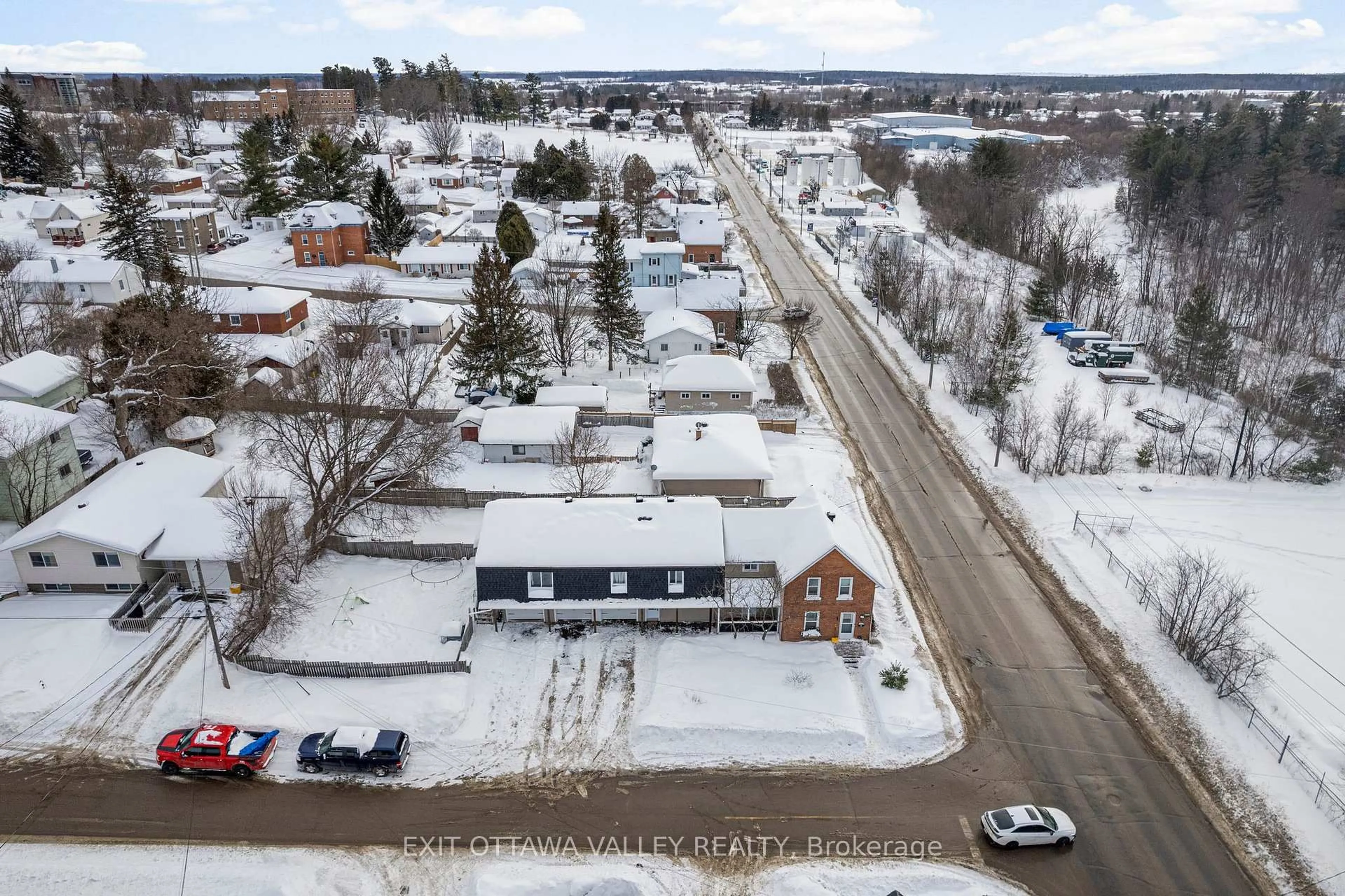 A pic from outside/outdoor area/front of a property/back of a property/a pic from drone, street for 80 Hunter St, Pembroke Ontario K8A 2N5