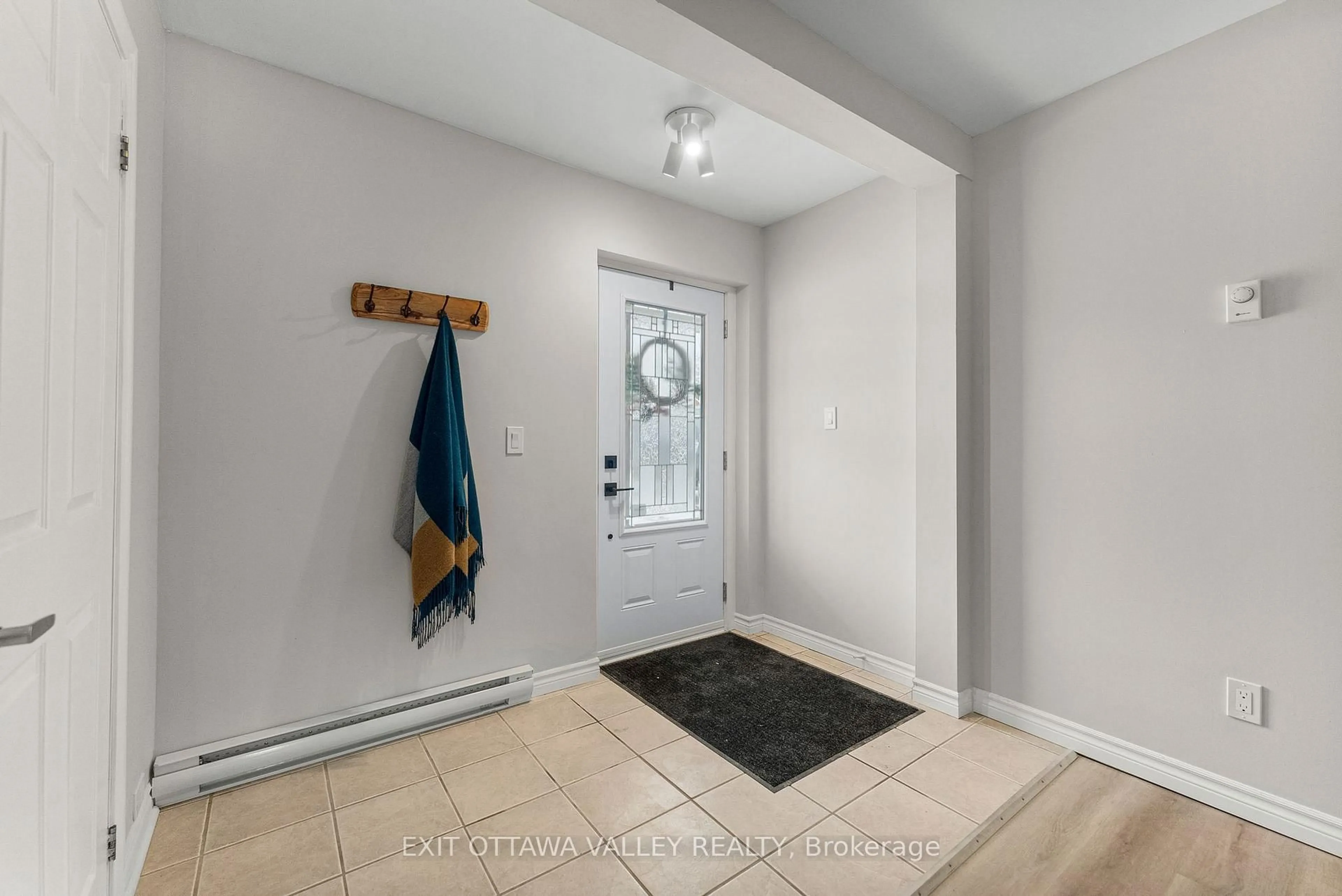 Indoor entryway for 80 Hunter St, Pembroke Ontario K8A 2N5