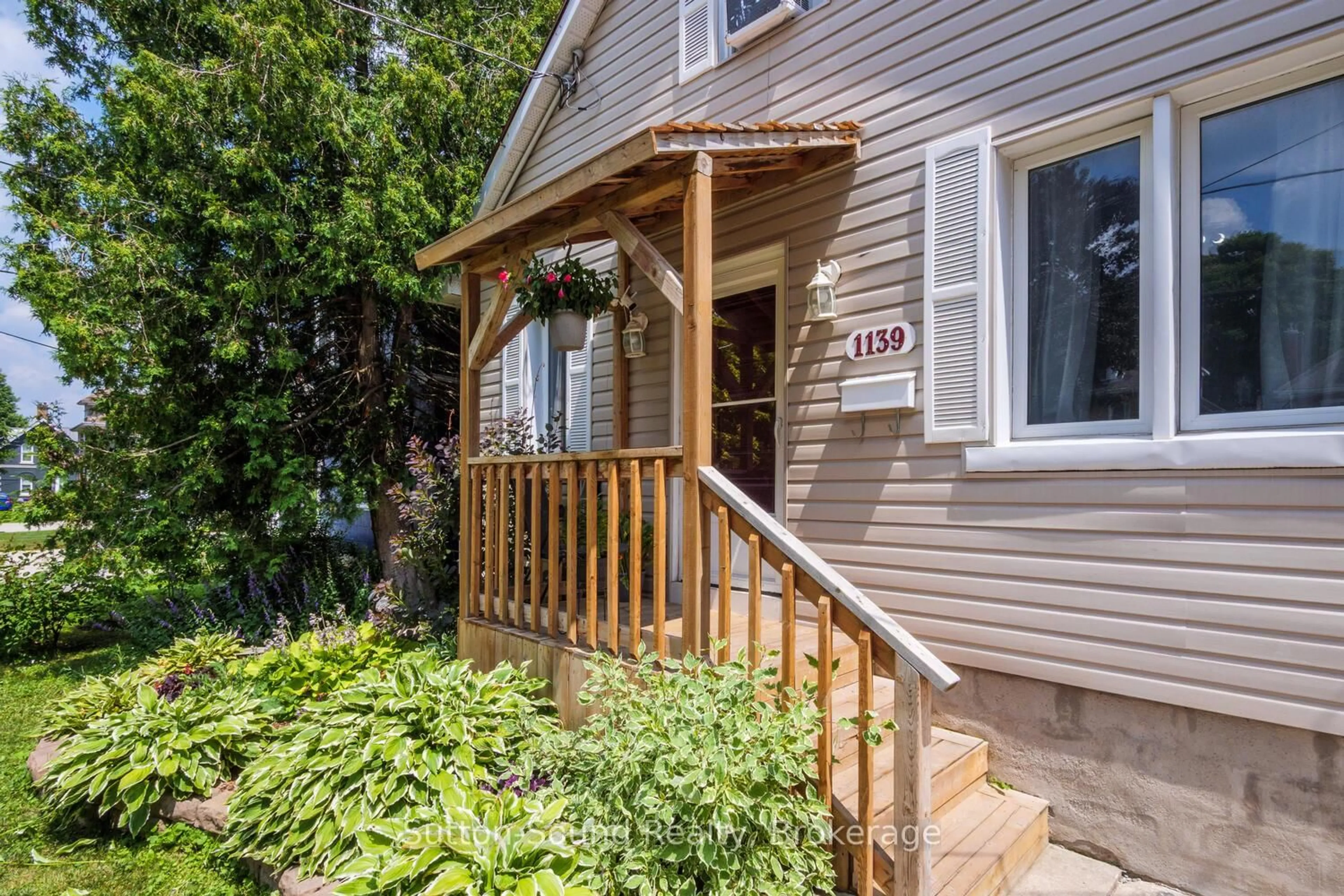 Patio, street for 1139 4th Ave, Owen Sound Ontario N4K 4W3