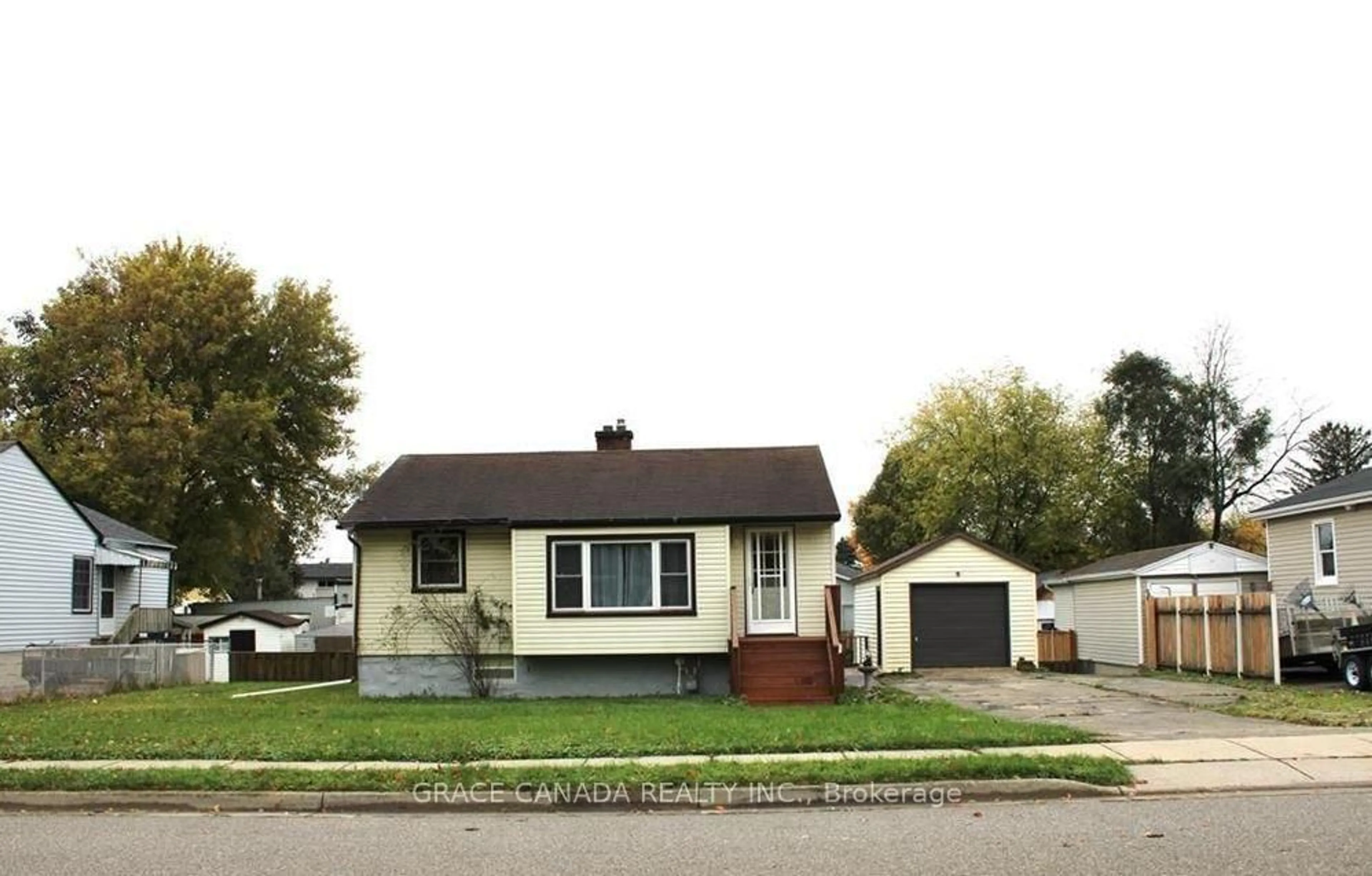 Home with vinyl exterior material, street for 22 BROADVIEW Ave, Cambridge Ontario N1R 3V7