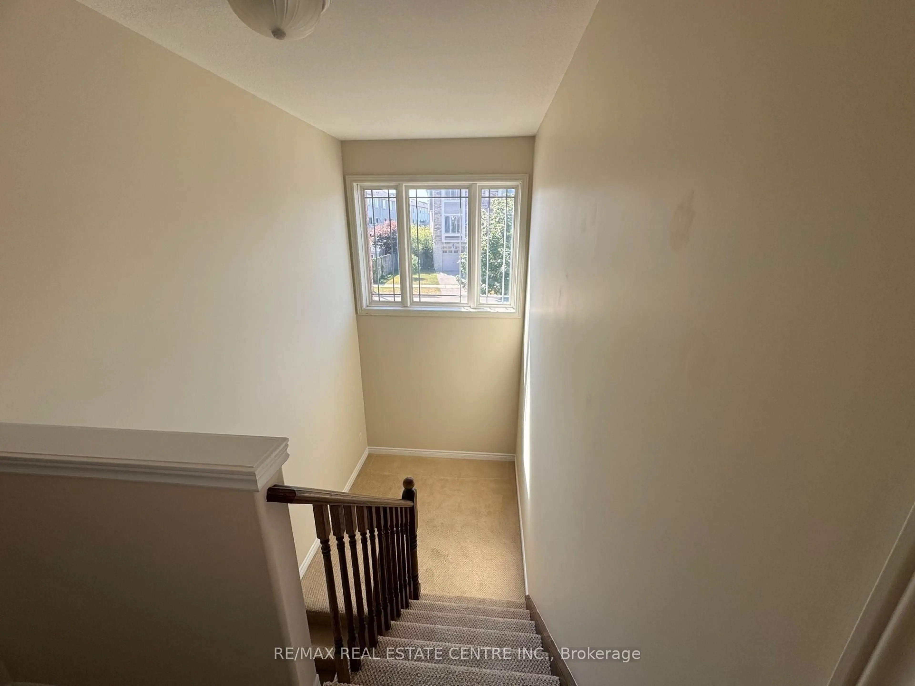 A pic of a room for 27 Hemlock Way, Grimsby Ontario L3M 0A7