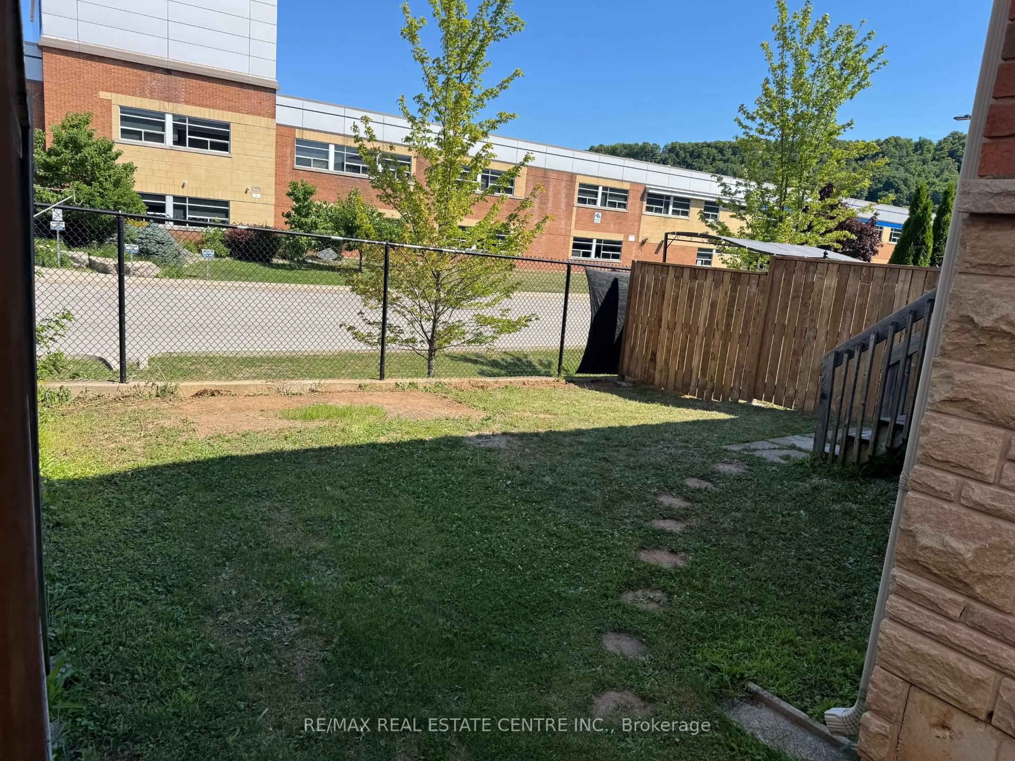A pic from outside/outdoor area/front of a property/back of a property/a pic from drone, unknown for 27 Hemlock Way, Grimsby Ontario L3M 0A7