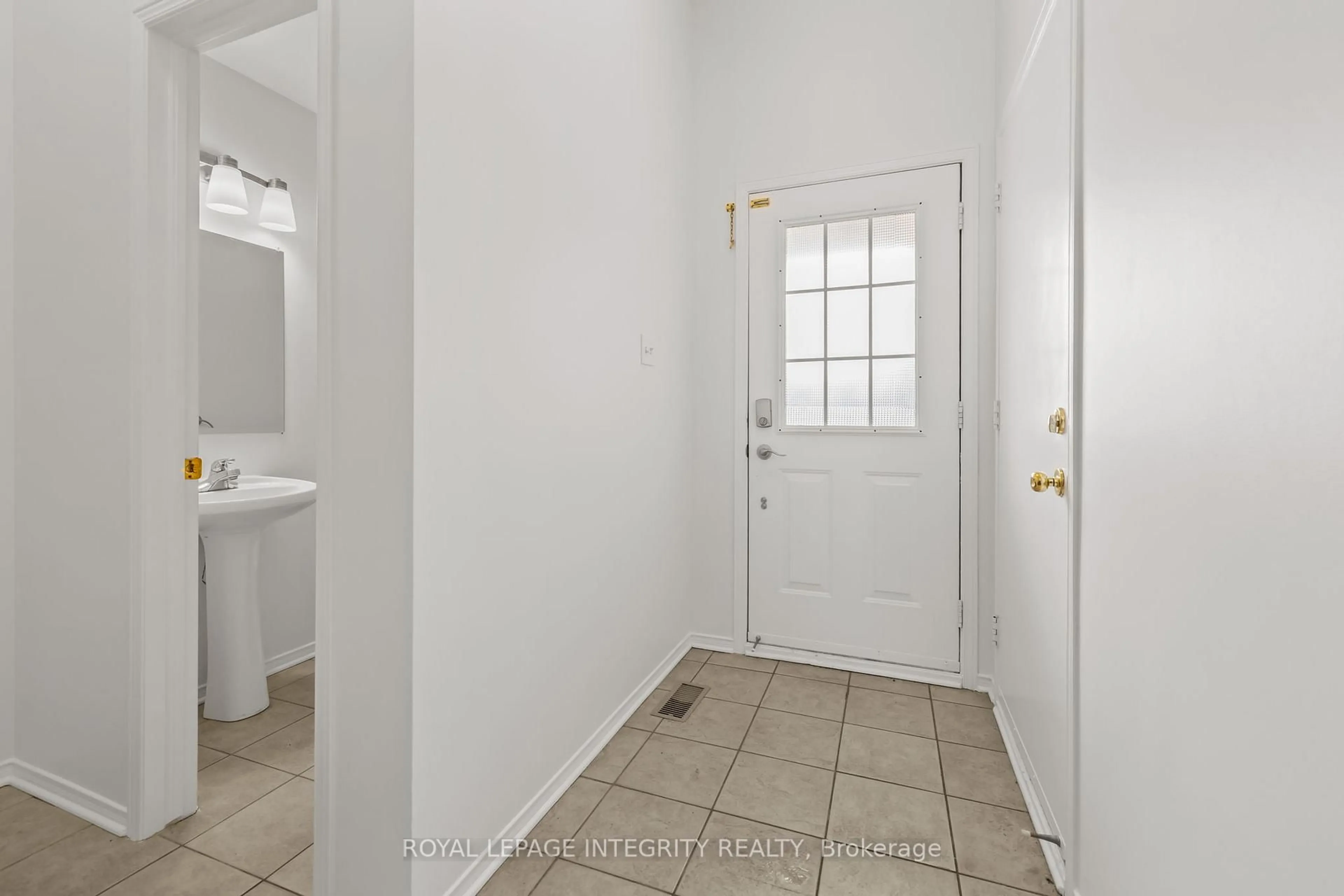 Indoor entryway for 25 Southpointe Ave, Nepean Ontario K2J 4V4