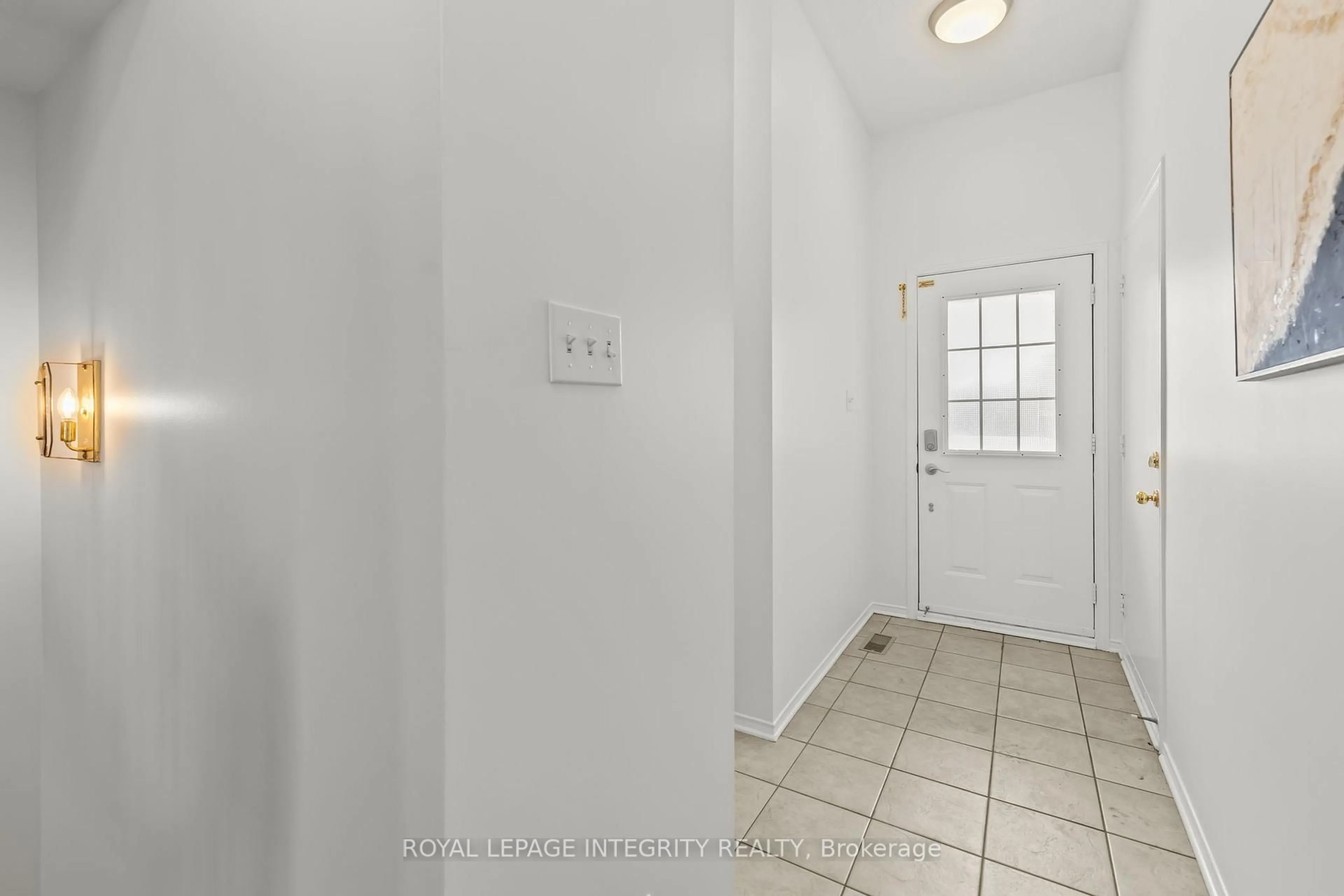 Indoor entryway for 25 Southpointe Ave, Nepean Ontario K2J 4V4
