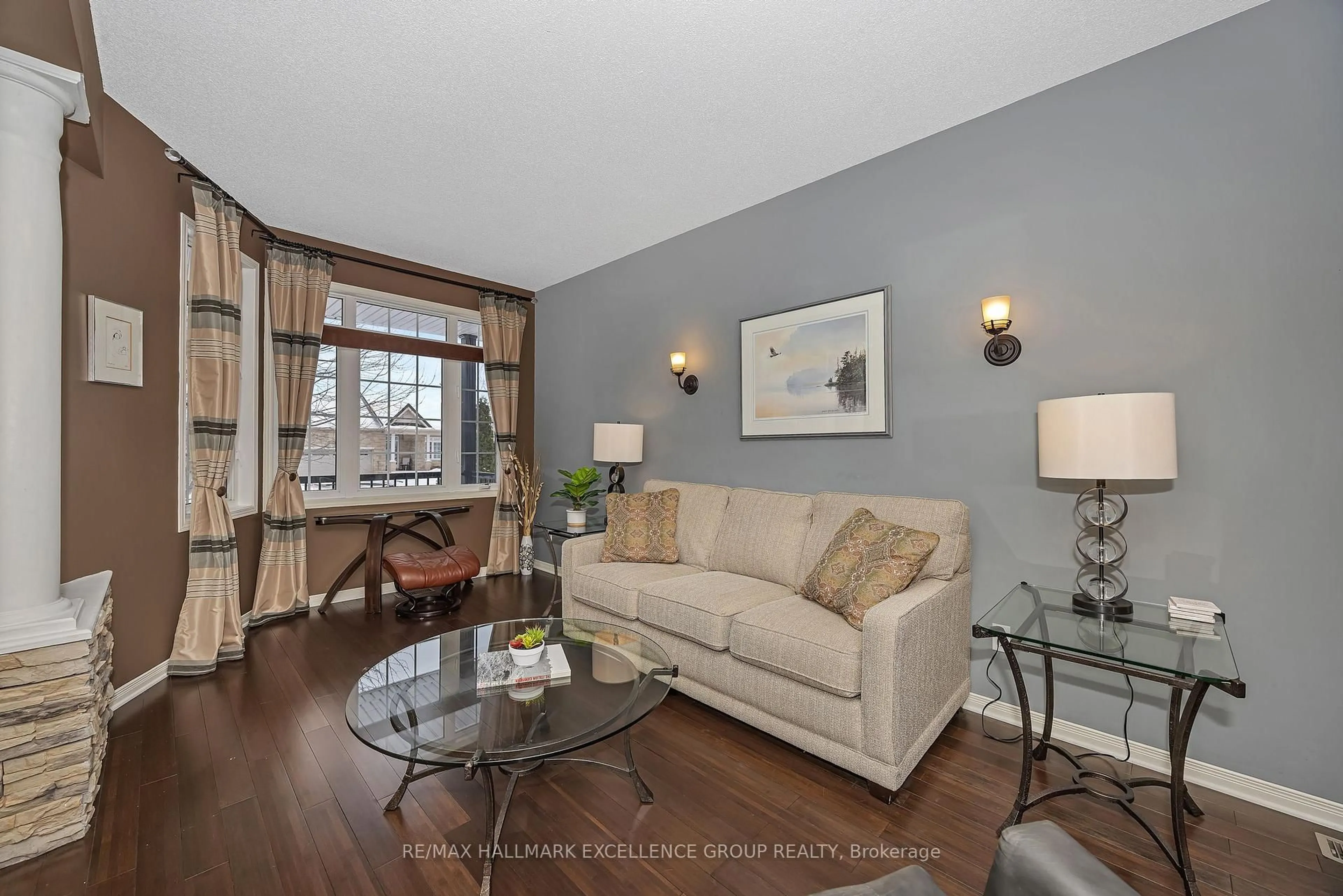 Living room with furniture, wood/laminate floor for 313 Quartz Ave, Clarence-Rockland Ontario K4K 0A2