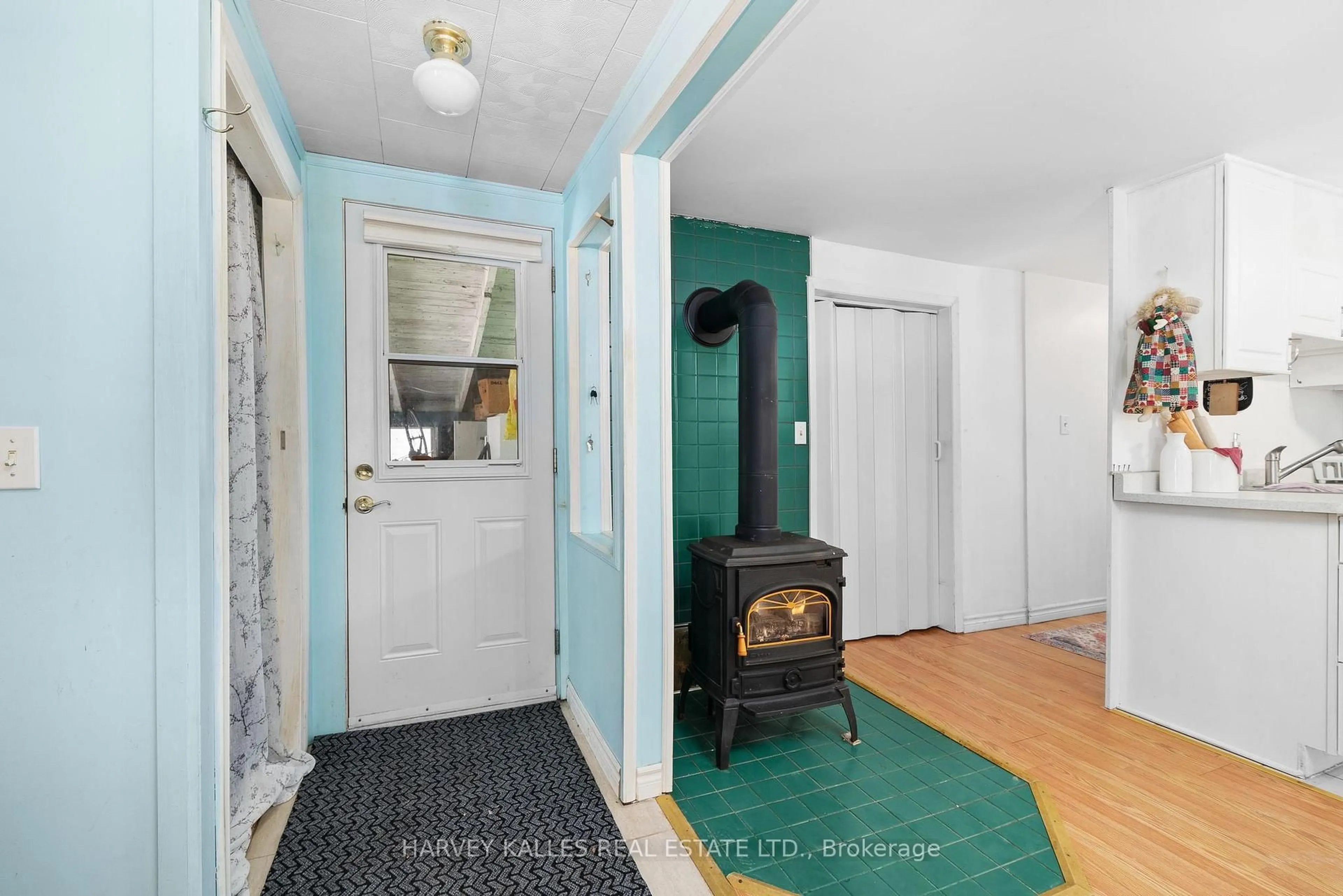 Indoor entryway for 30 Maitland St, Prince Edward County Ontario K0K 2T0