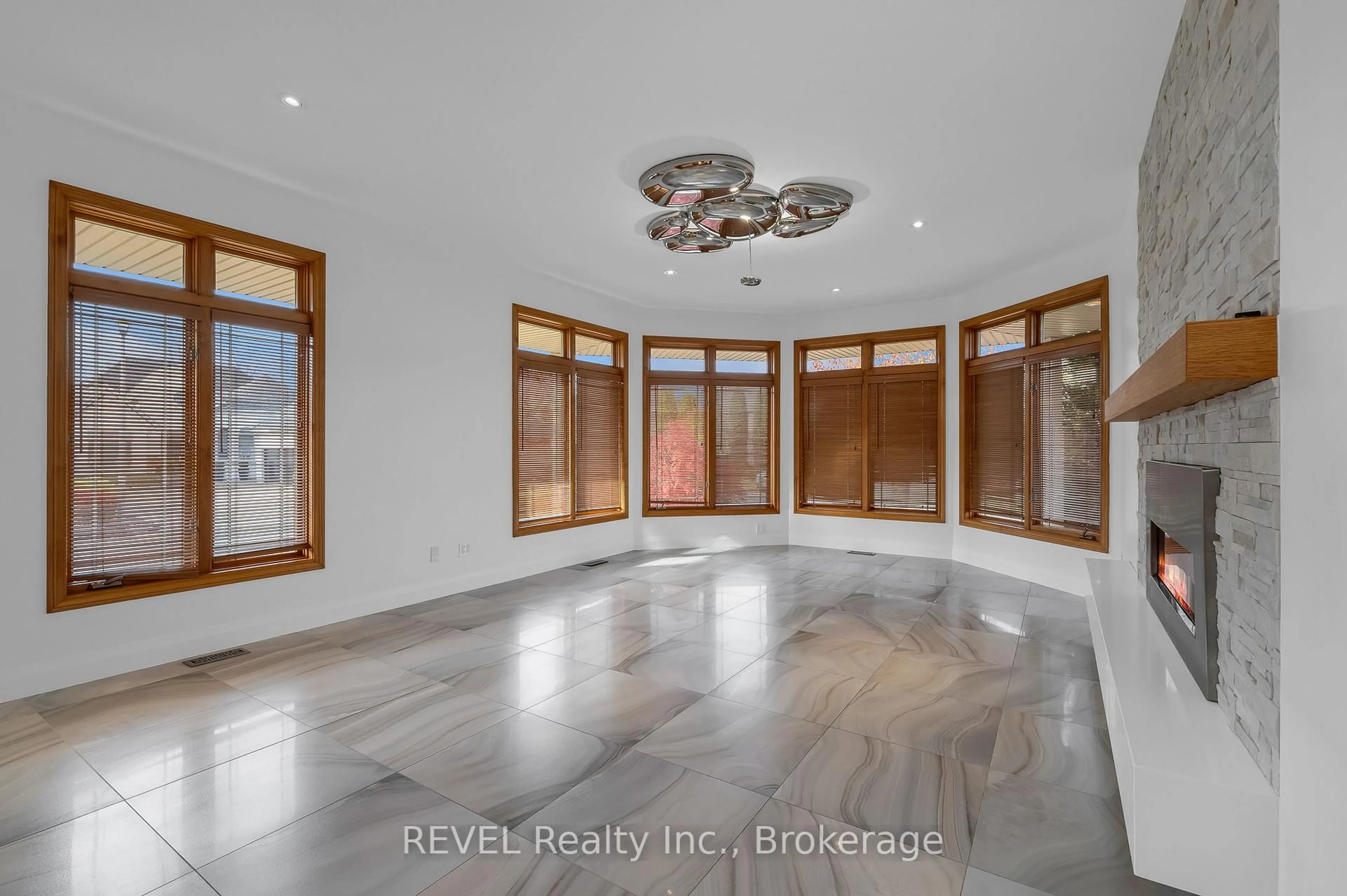 Indoor foyer for 30 MARACAY Way, St. Catharines Ontario L2W 1C4