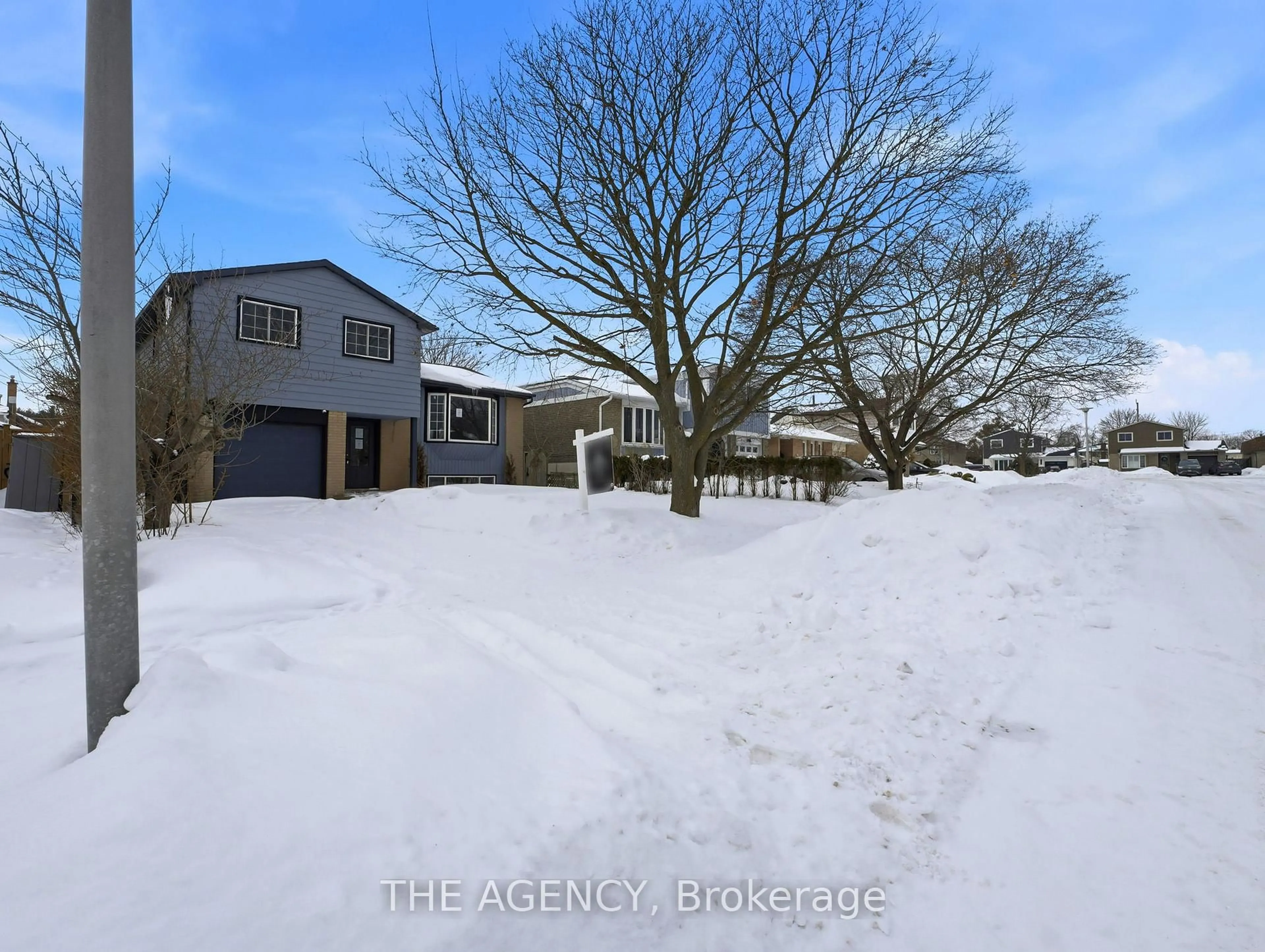 A pic from outside/outdoor area/front of a property/back of a property/a pic from drone, street for 1236 Avonlea Rd, Cambridge Ontario N3H 4Z8