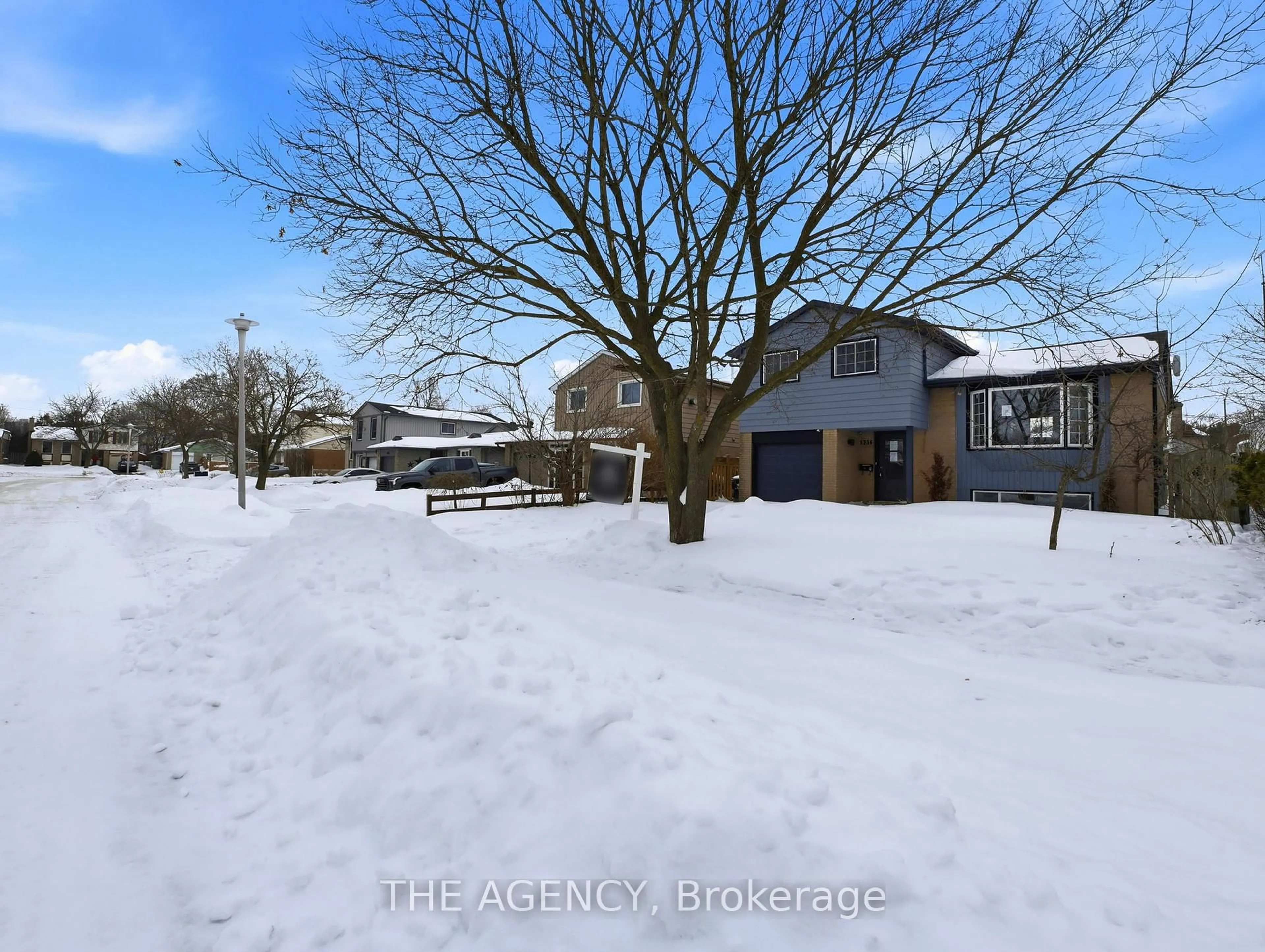 A pic from outside/outdoor area/front of a property/back of a property/a pic from drone, street for 1236 Avonlea Rd, Cambridge Ontario N3H 4Z8