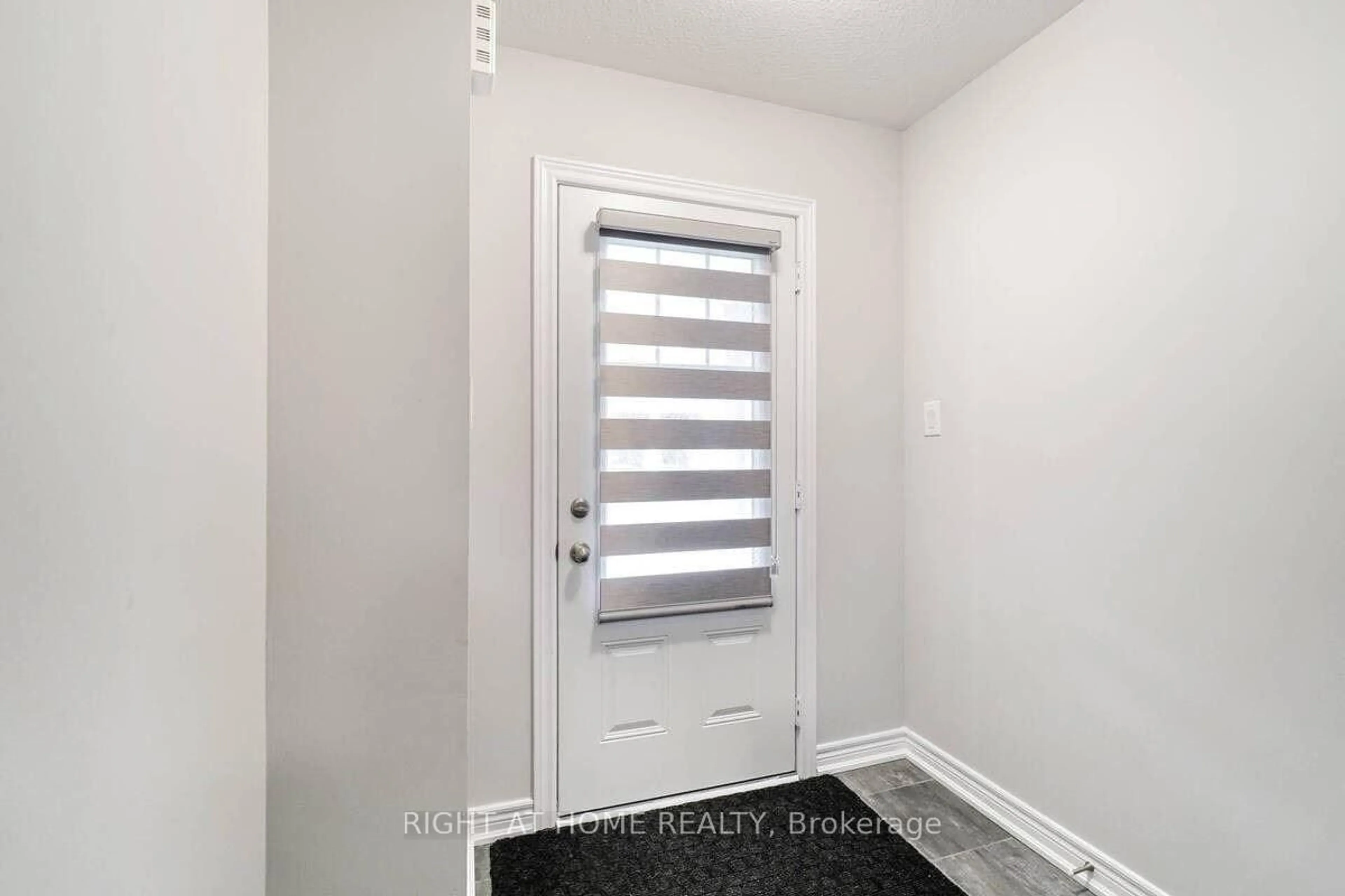 Indoor entryway for 8 Rapids Lane, Hamilton Ontario L8K 0A3