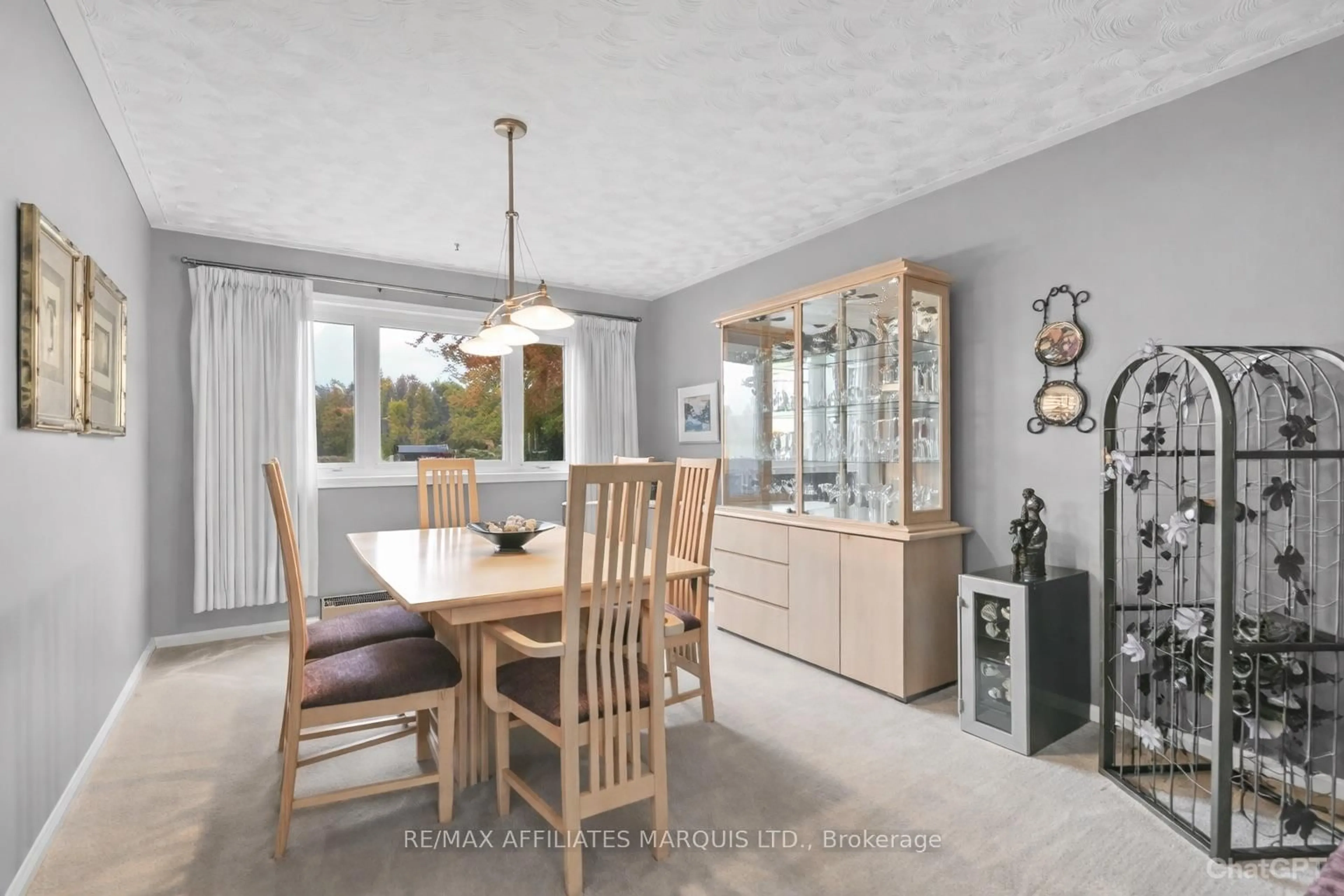 Dining room, wood/laminate floor for 2151 Pitt St, Cornwall Ontario K6K 1A1