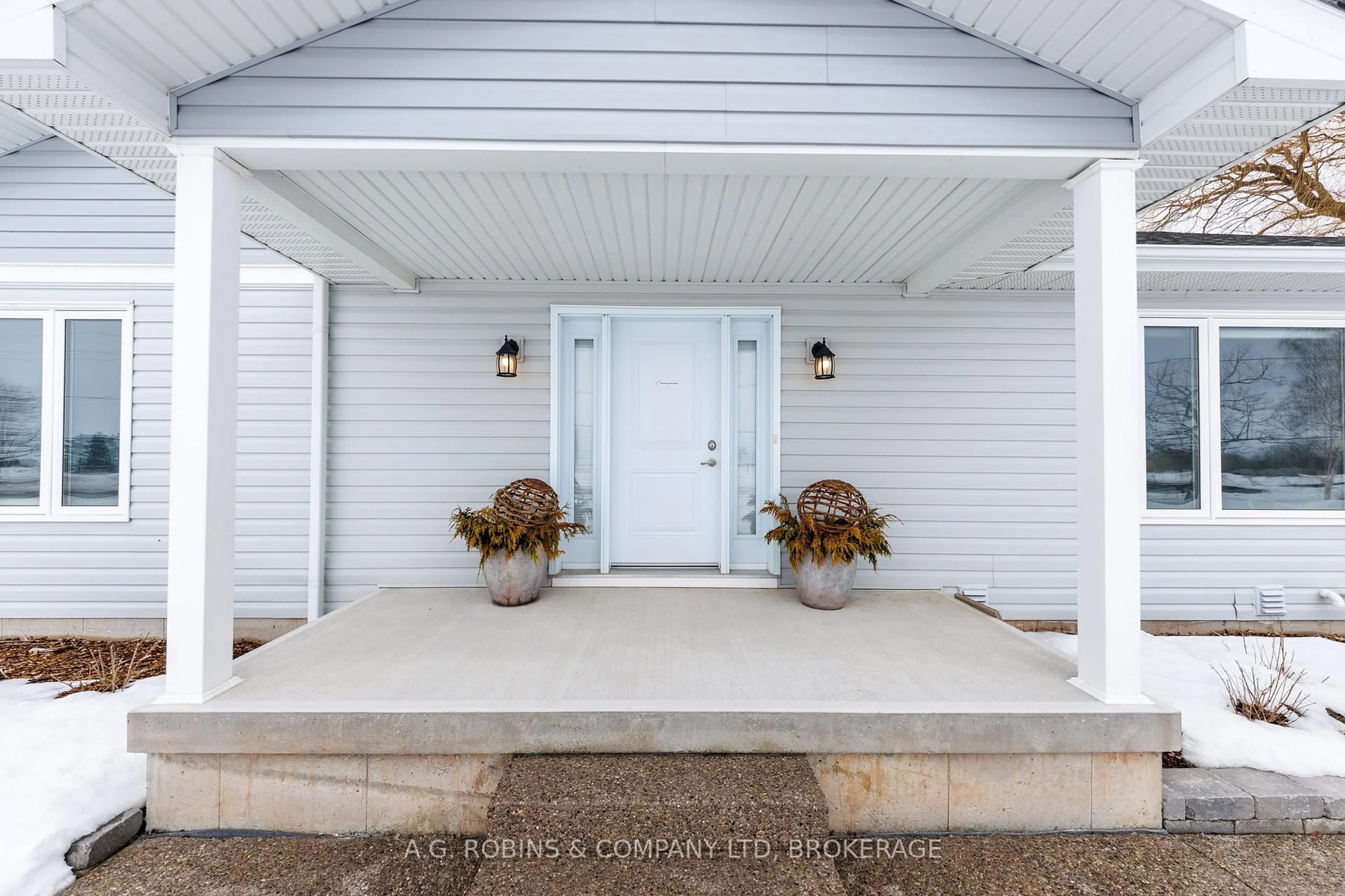 Indoor entryway for 11716 LAKESHORE Rd, Wainfleet Ontario L0S 1V0