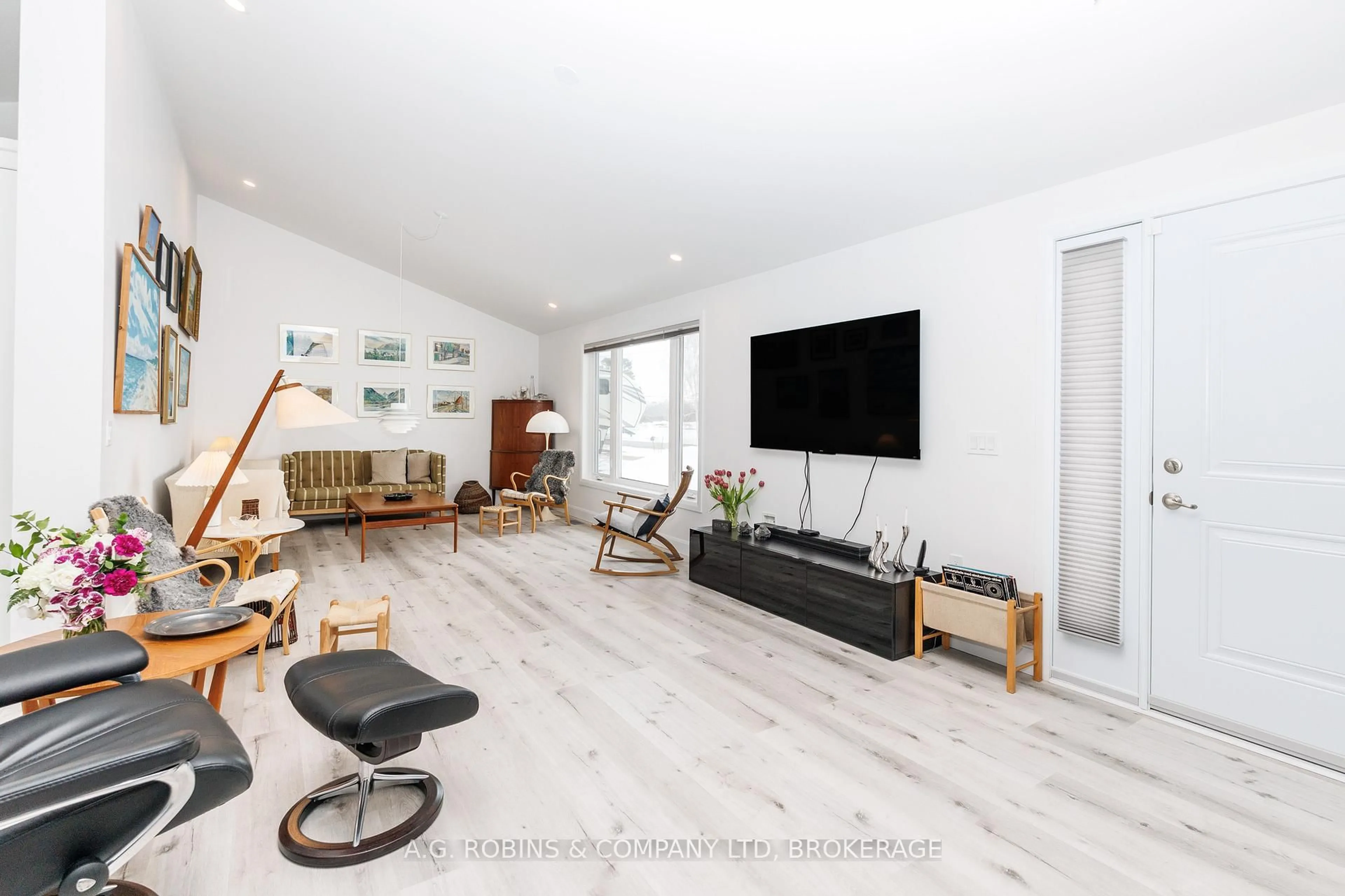 Living room with furniture, wood/laminate floor for 11716 LAKESHORE Rd, Wainfleet Ontario L0S 1V0