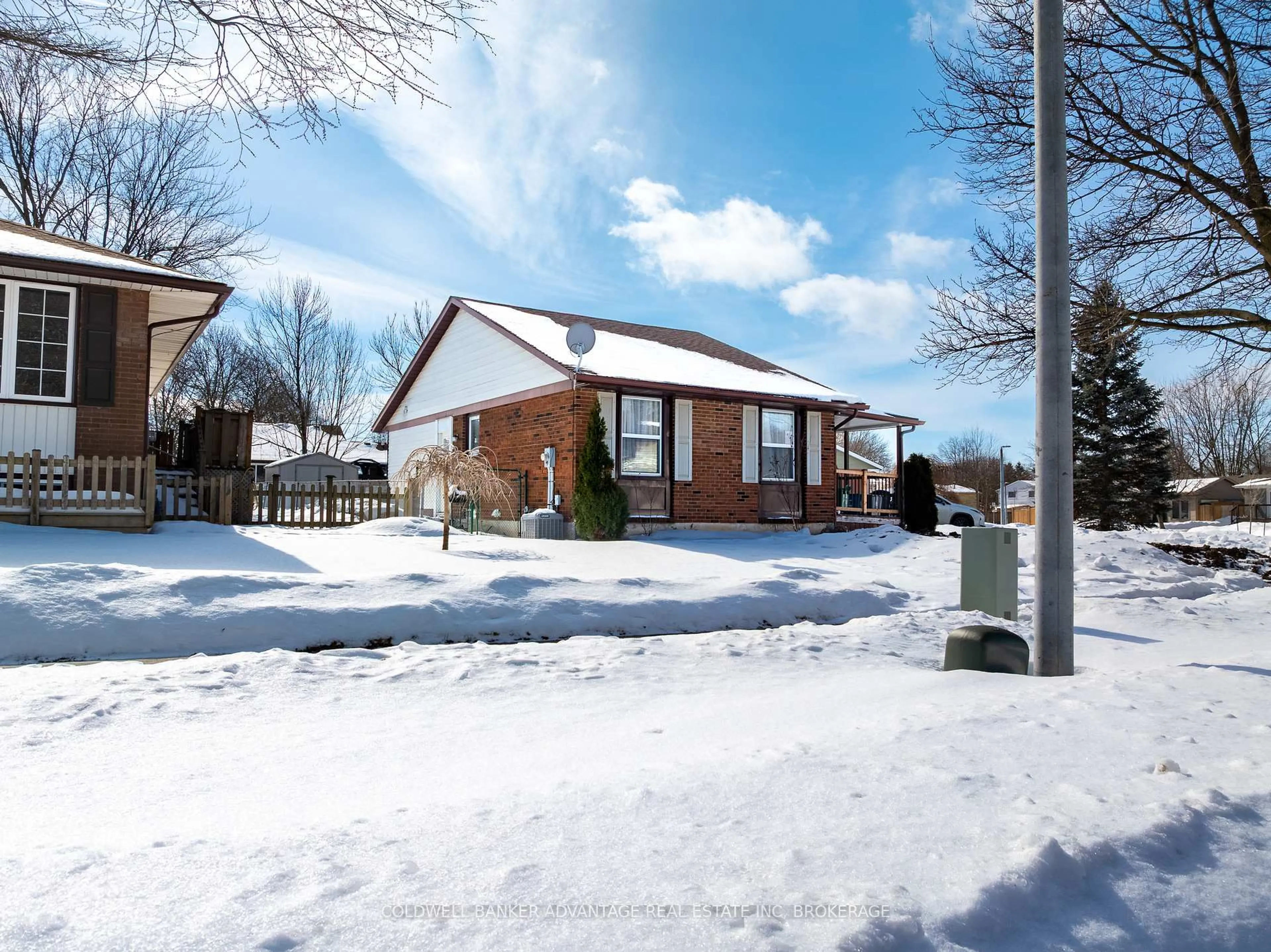 A pic from outside/outdoor area/front of a property/back of a property/a pic from drone, street for 25 Newleaf Cres, Welland Ontario L3C 6B4