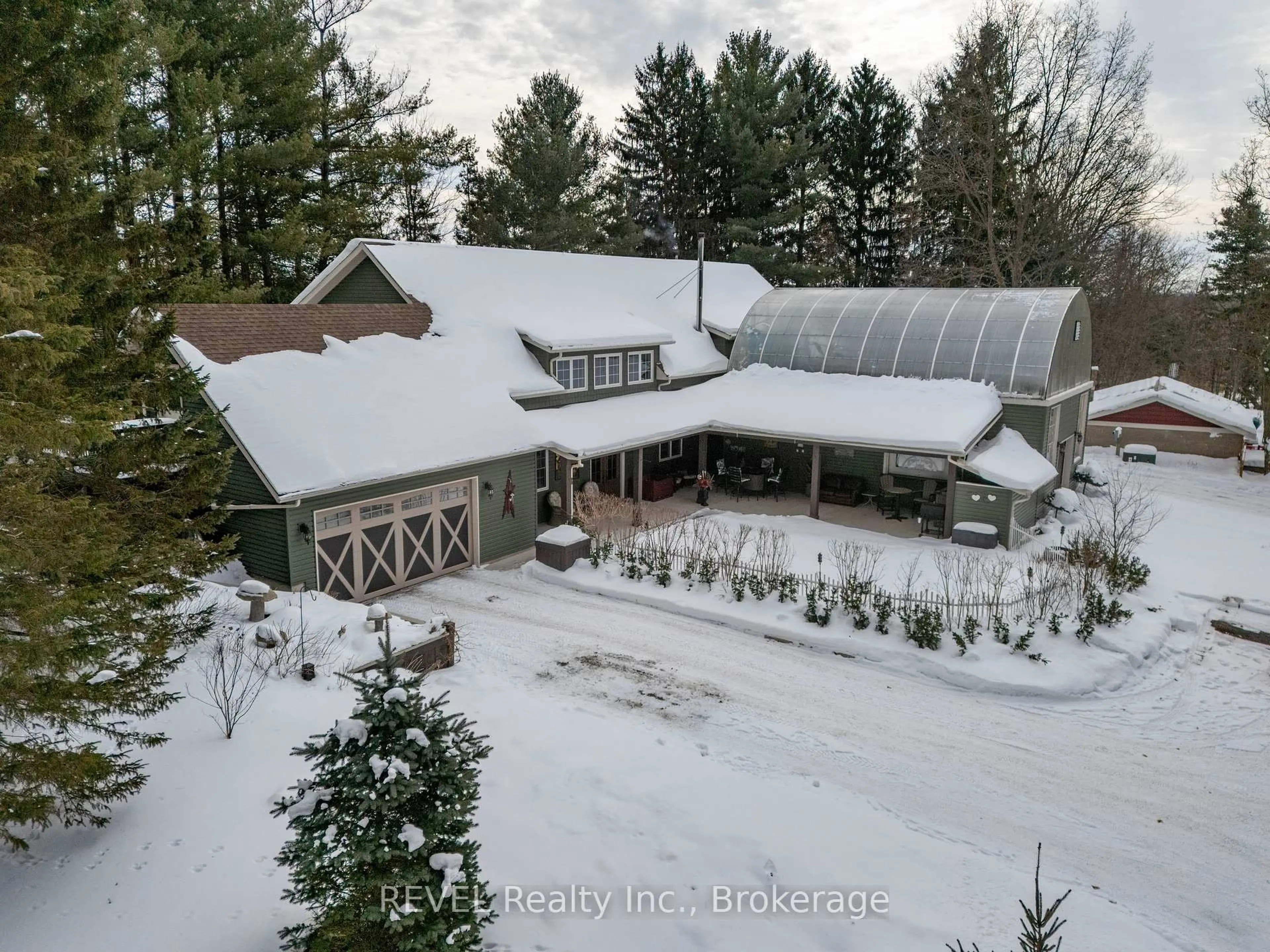 A pic from outside/outdoor area/front of a property/back of a property/a pic from drone, unknown for 573 CANBORO Rd, Pelham Ontario L0S 1C0