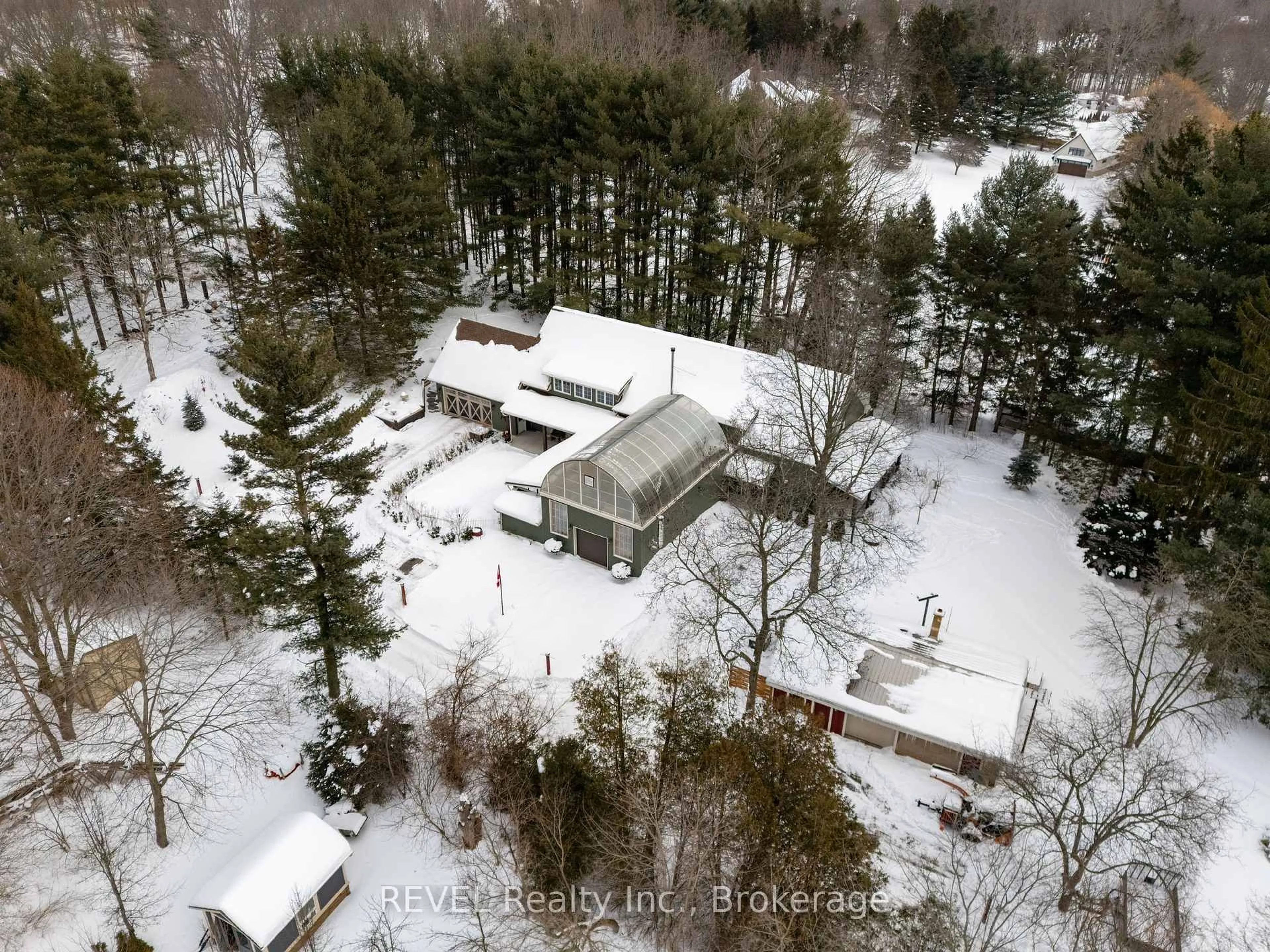 A pic from outside/outdoor area/front of a property/back of a property/a pic from drone, building for 573 CANBORO Rd, Pelham Ontario L0S 1C0