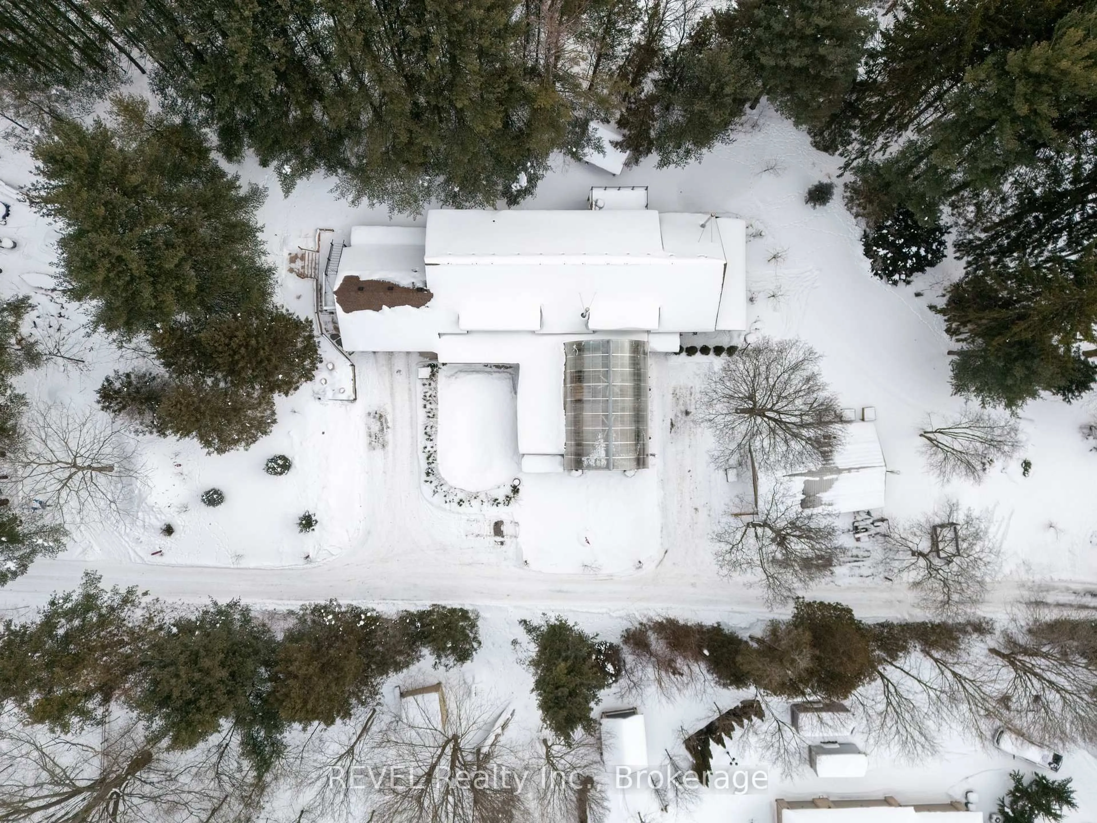 A pic from outside/outdoor area/front of a property/back of a property/a pic from drone, building for 573 CANBORO Rd, Pelham Ontario L0S 1C0