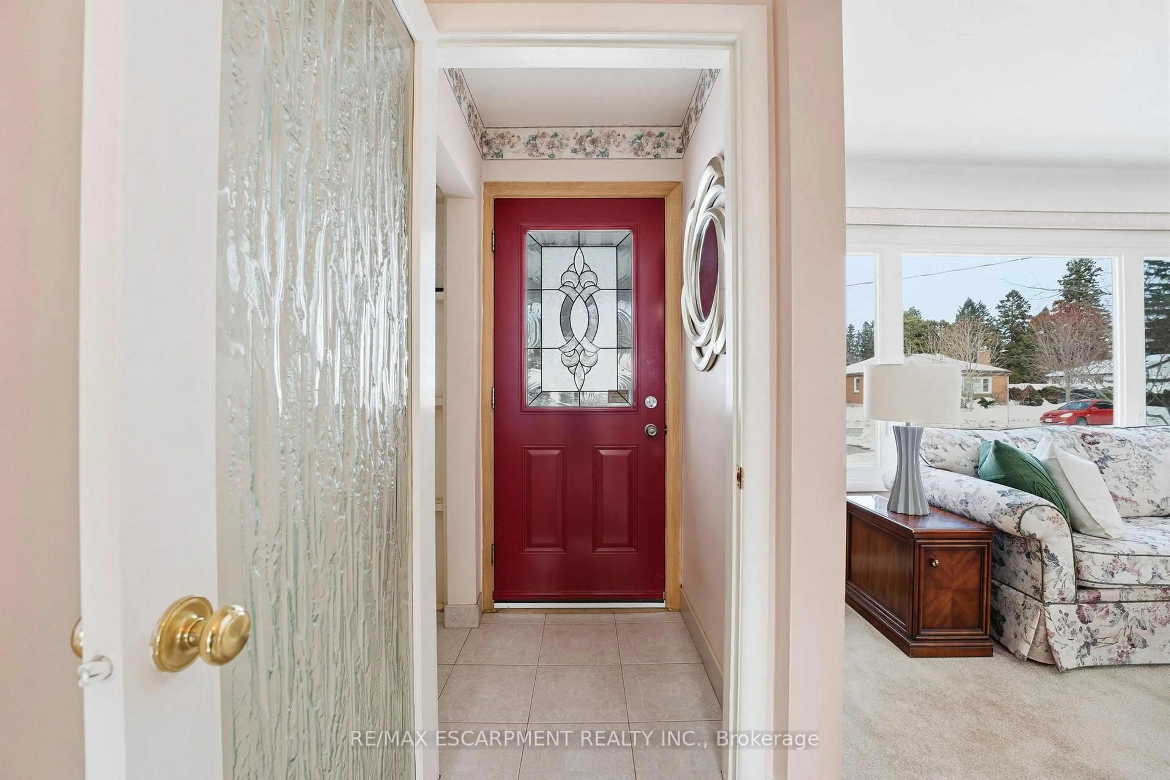 Indoor entryway for 42 Gilbert Ave, Hamilton Ontario L9G 1R4