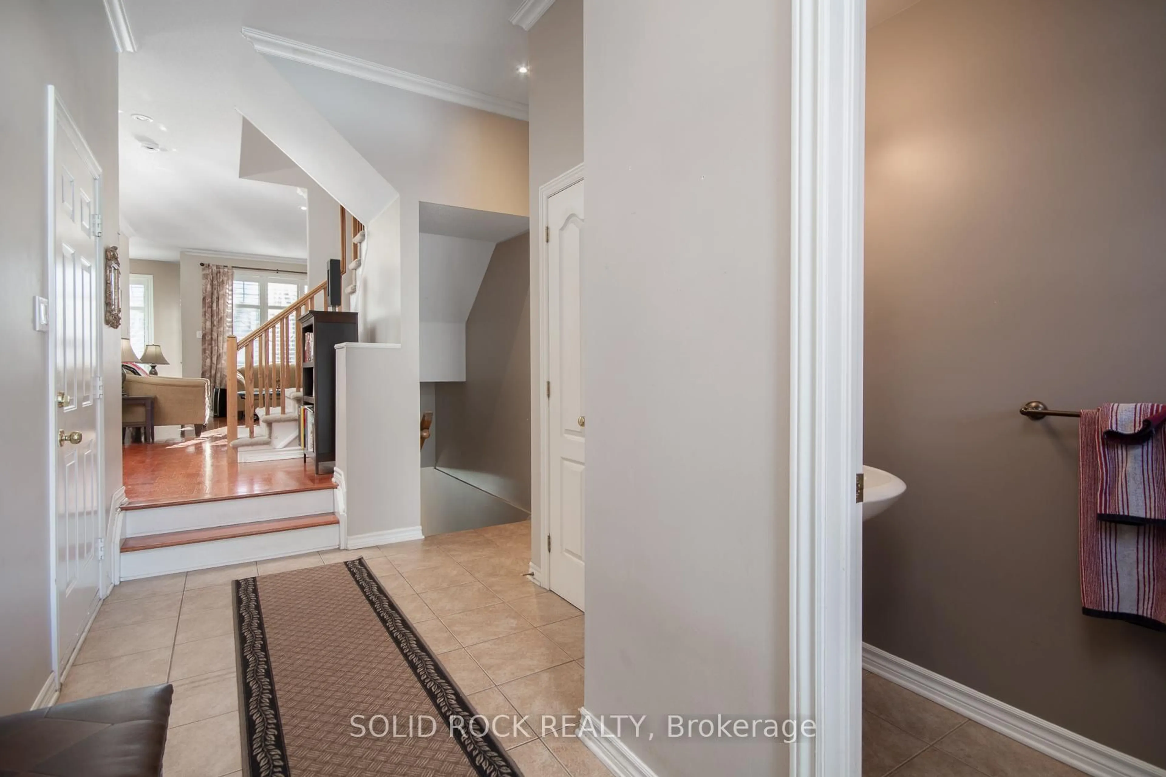 Indoor entryway for 416 Cache Bay Cres, Ottawa Ontario K1T 4H3