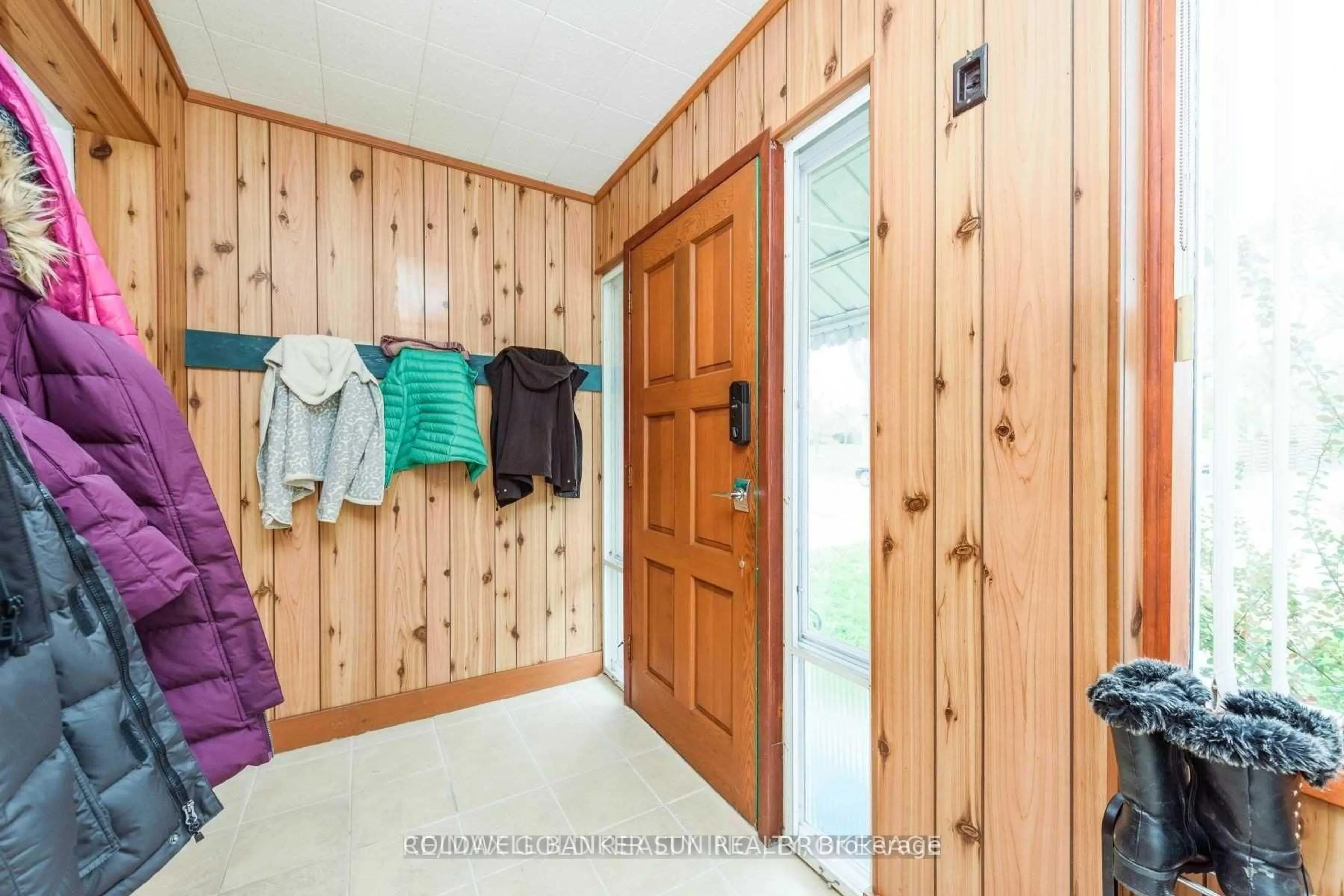 Indoor entryway for 4310 BAMPFIELD St, Niagara Falls Ontario L2E 1G8