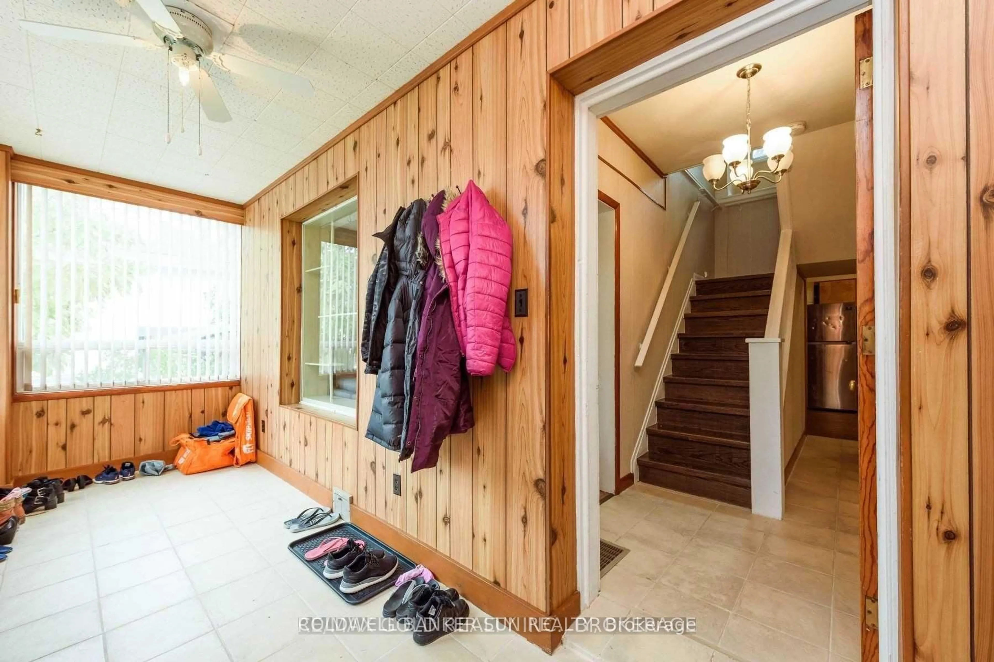 Indoor entryway for 4310 BAMPFIELD St, Niagara Falls Ontario L2E 1G8