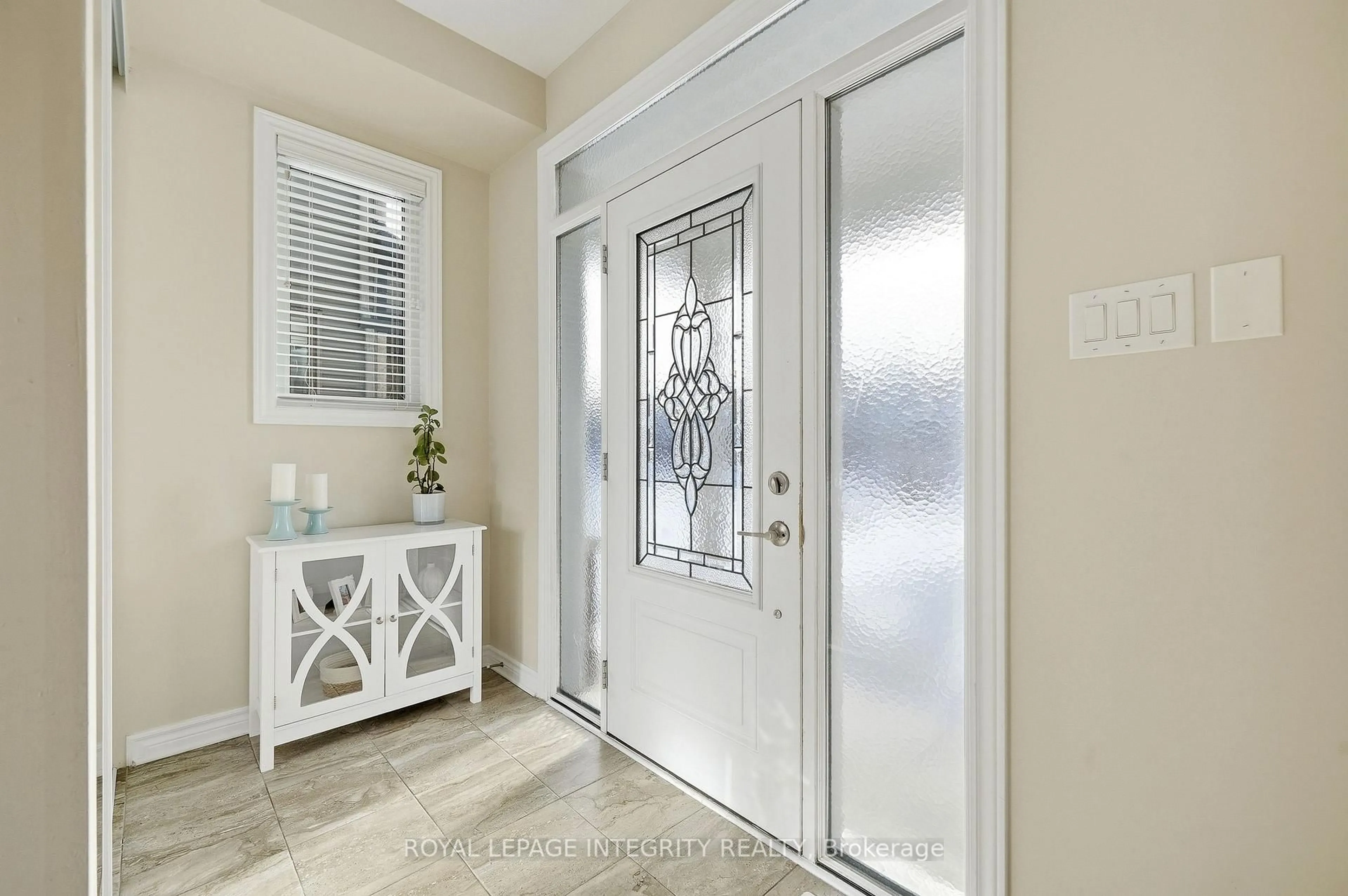Indoor entryway for 253 Hepatica Way, Ottawa Ontario K4A 0Z2