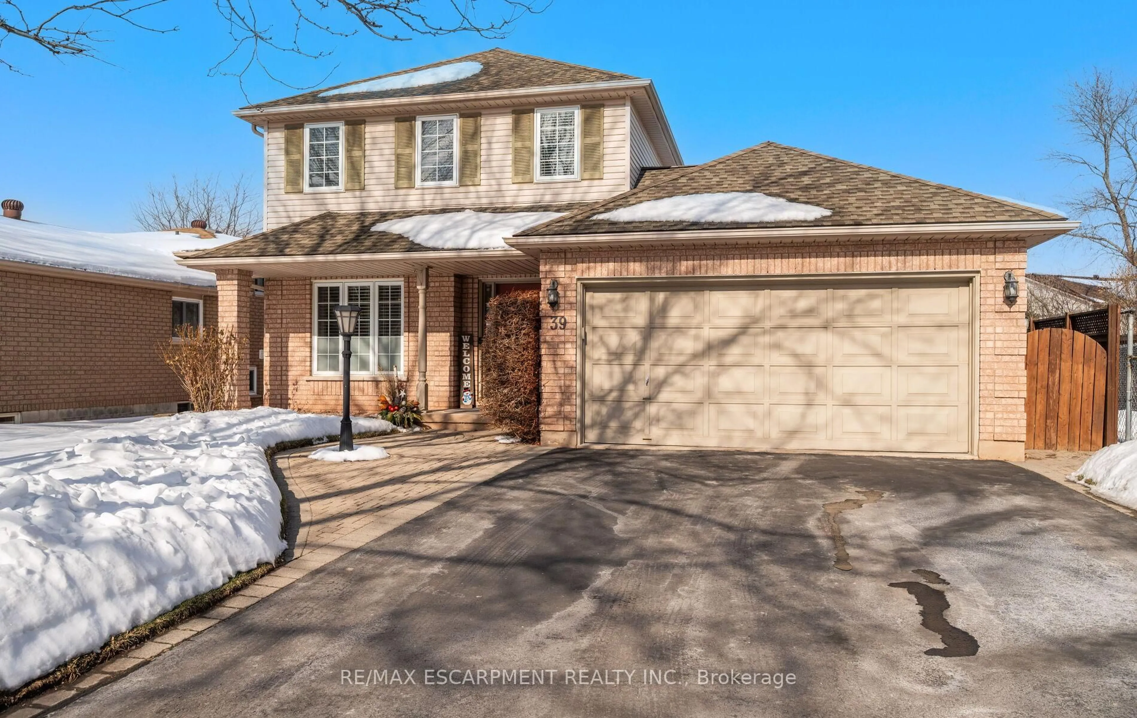 Home with brick exterior material, street for 39 Colonial Cres, Grimsby Ontario L3M 5H3