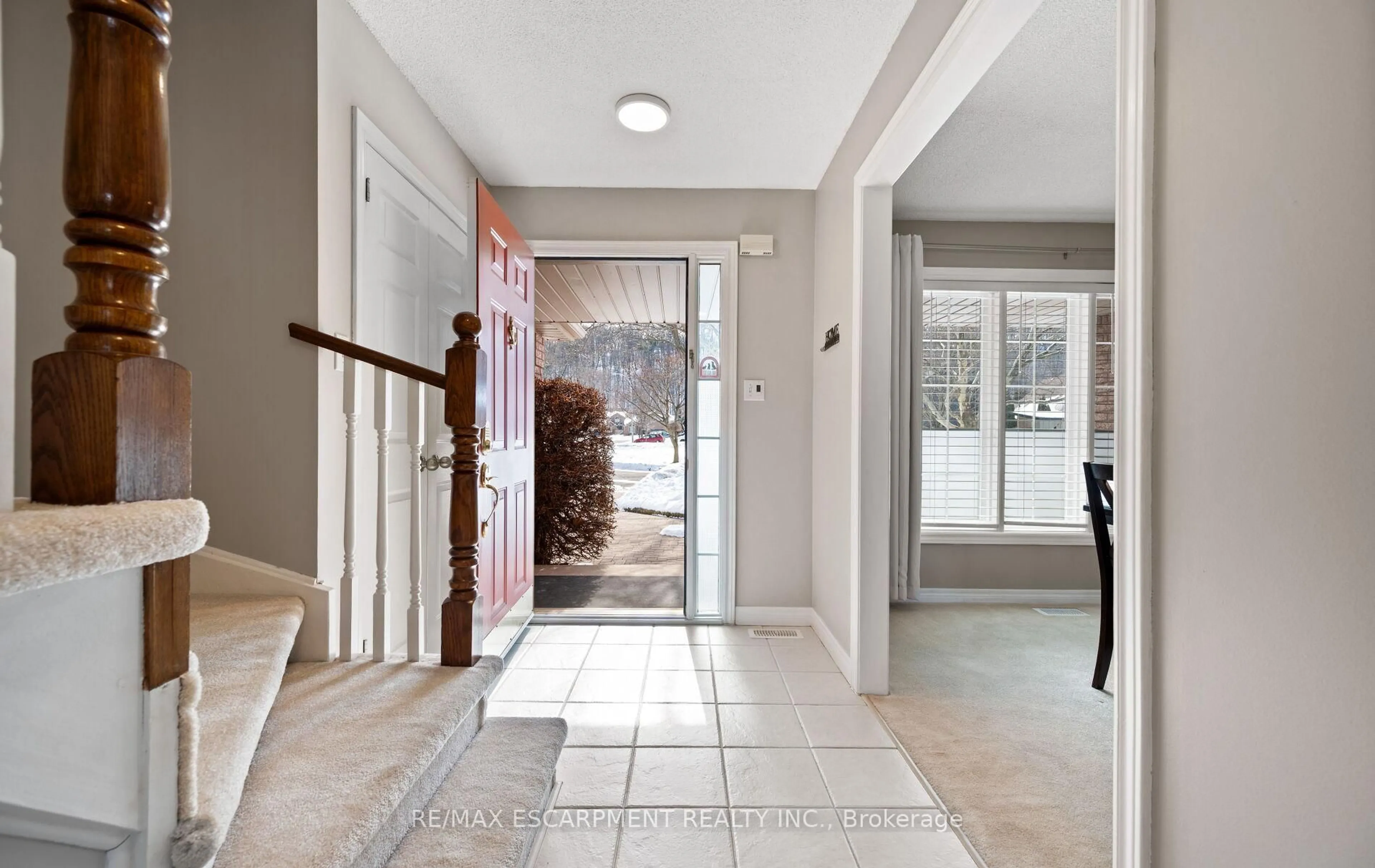Indoor foyer for 39 Colonial Cres, Grimsby Ontario L3M 5H3
