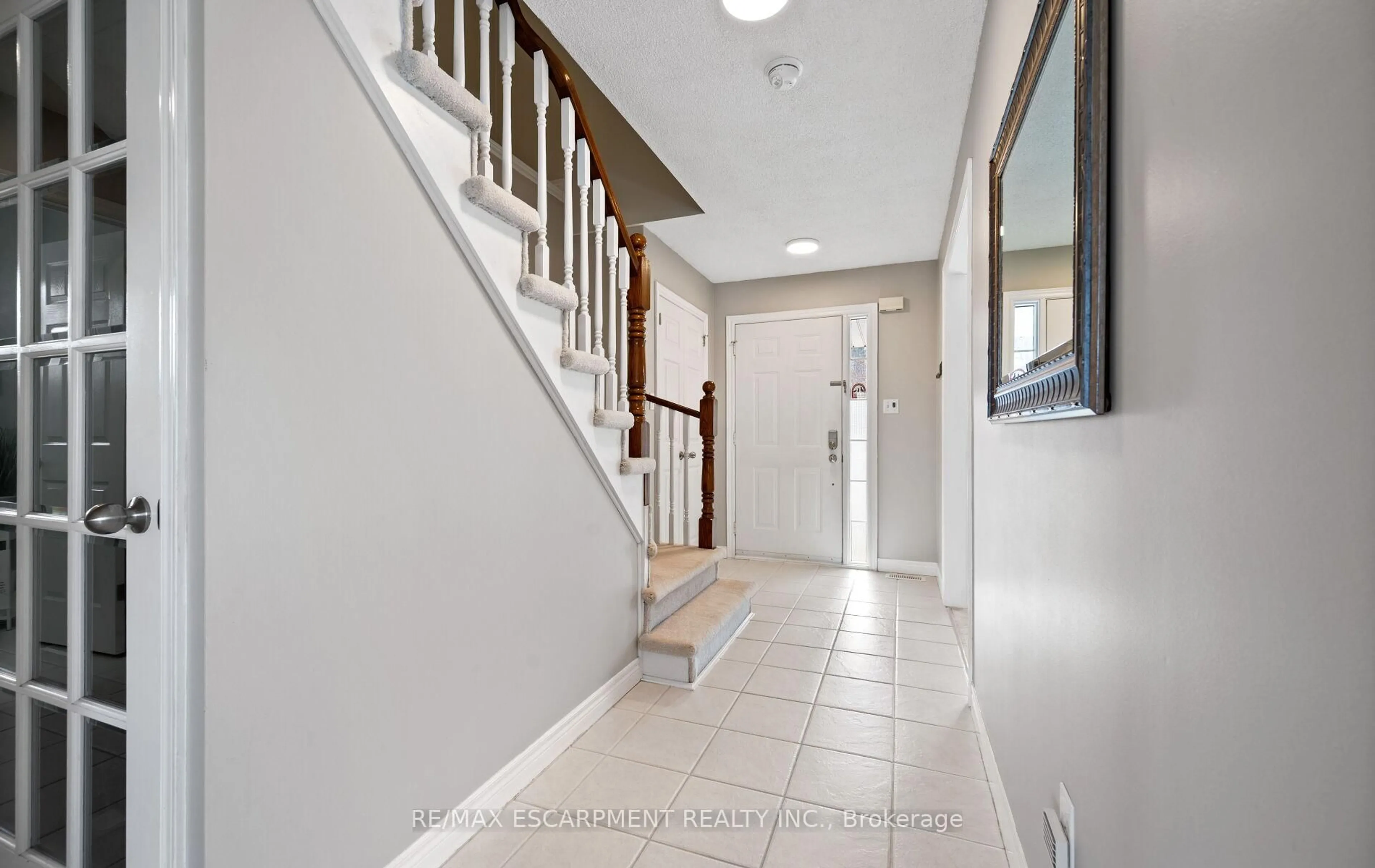Indoor foyer for 39 Colonial Cres, Grimsby Ontario L3M 5H3