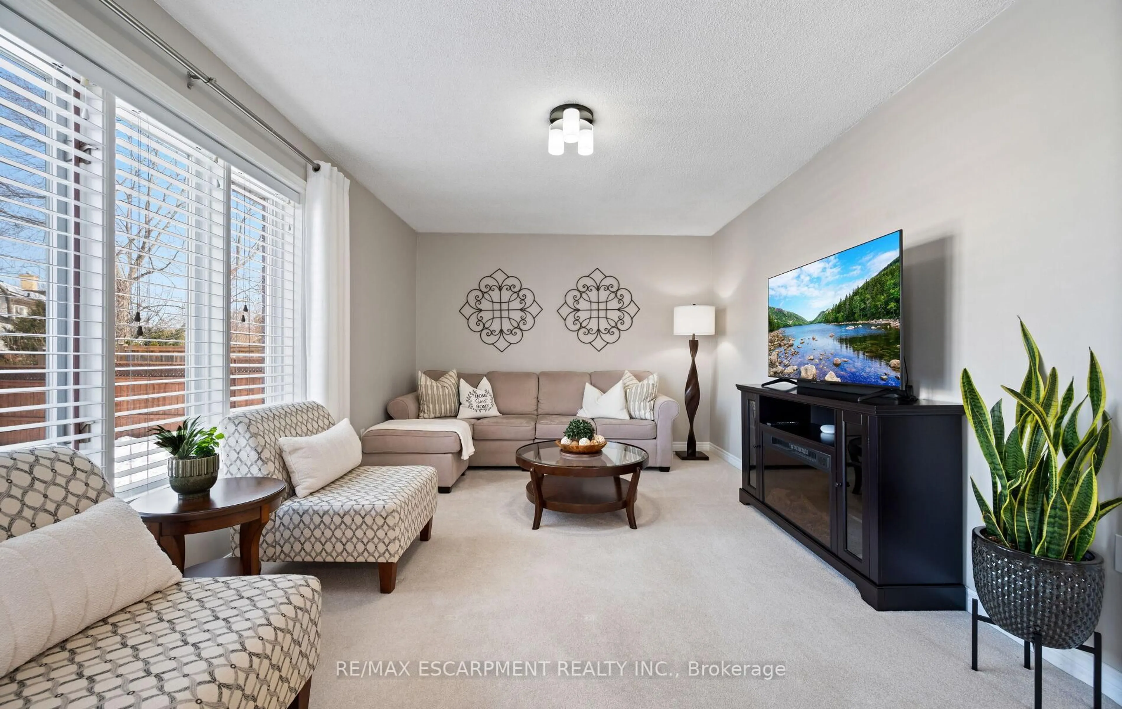 Living room with furniture, ceramic/tile floor for 39 Colonial Cres, Grimsby Ontario L3M 5H3