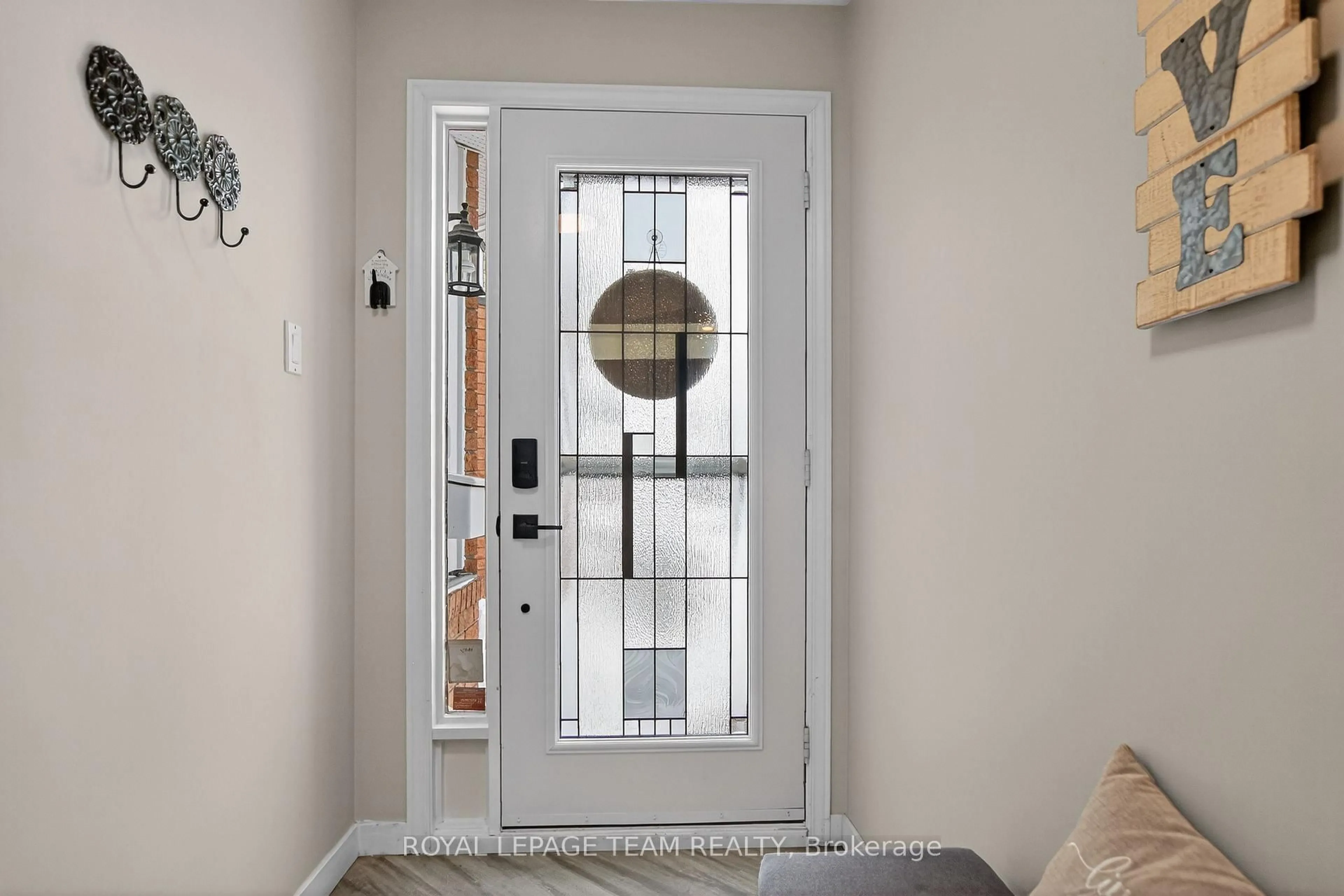 Indoor entryway for 20 RIVER OAKS Crt, Stittsville Ontario K2S 1L3