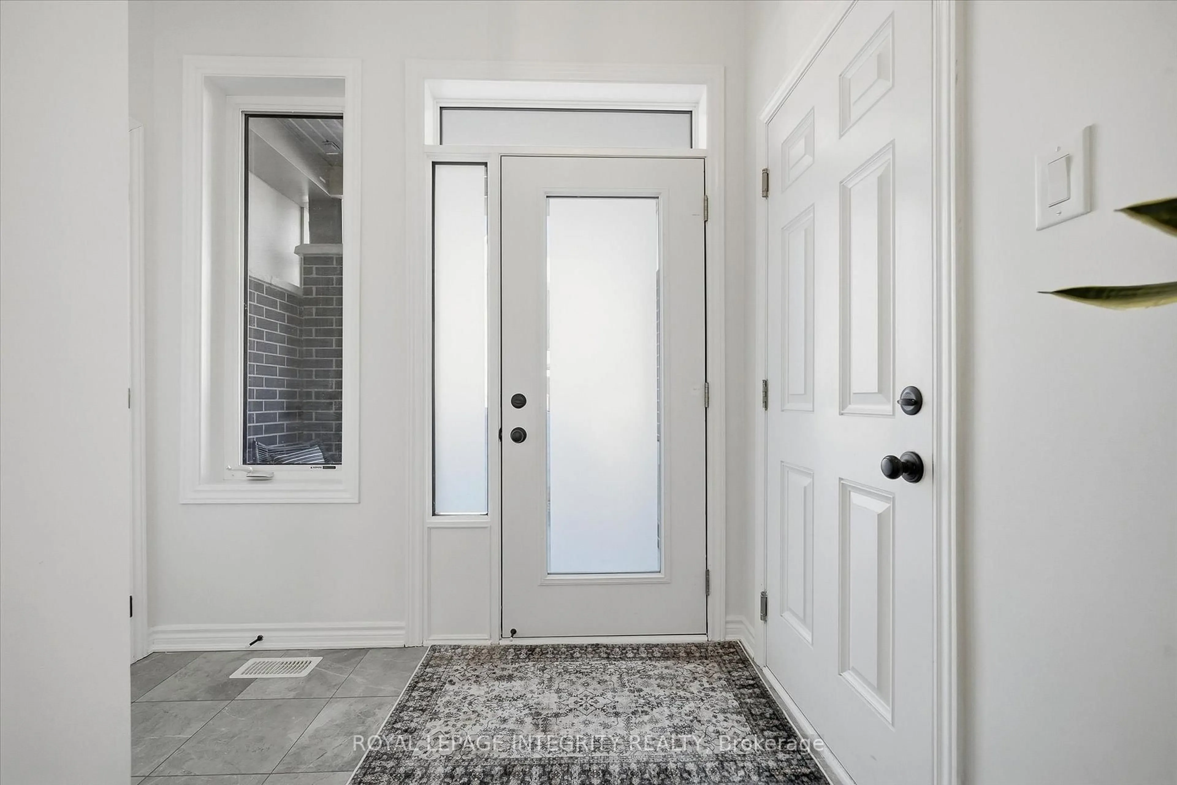 Indoor entryway for 589 Catleaf Row, Ottawa Ontario K4A 5J4