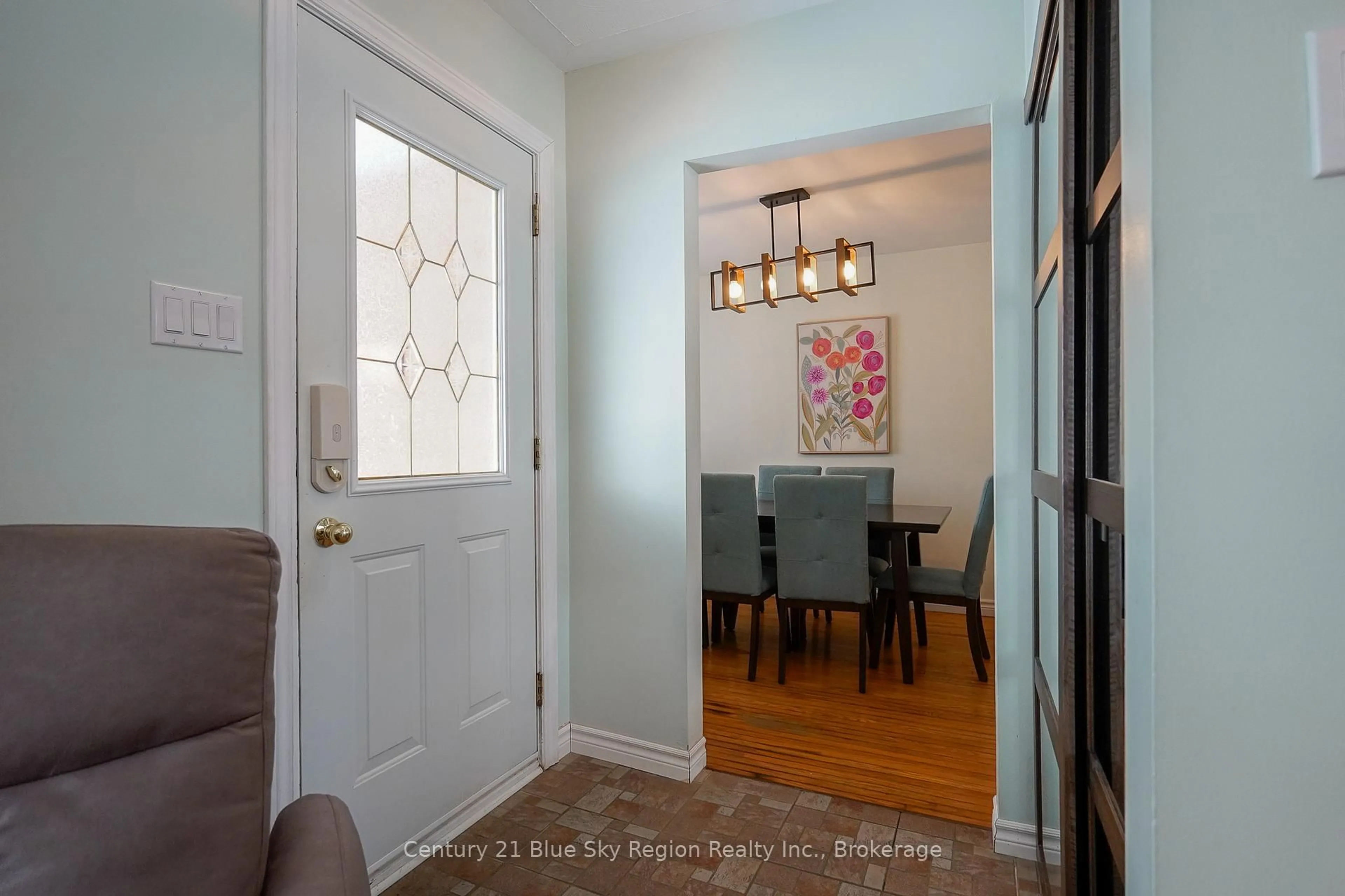 Indoor entryway for 14 Marshall Park Dr, North Bay Ontario P1A 2N9