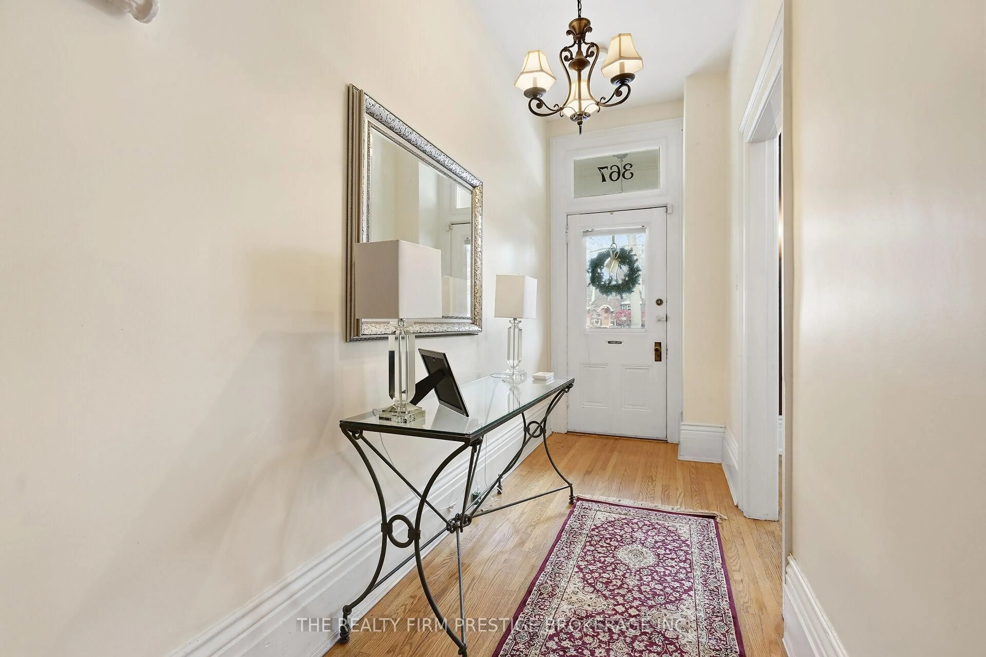 Indoor entryway for 367 St James St, London East Ontario N6A 1X8