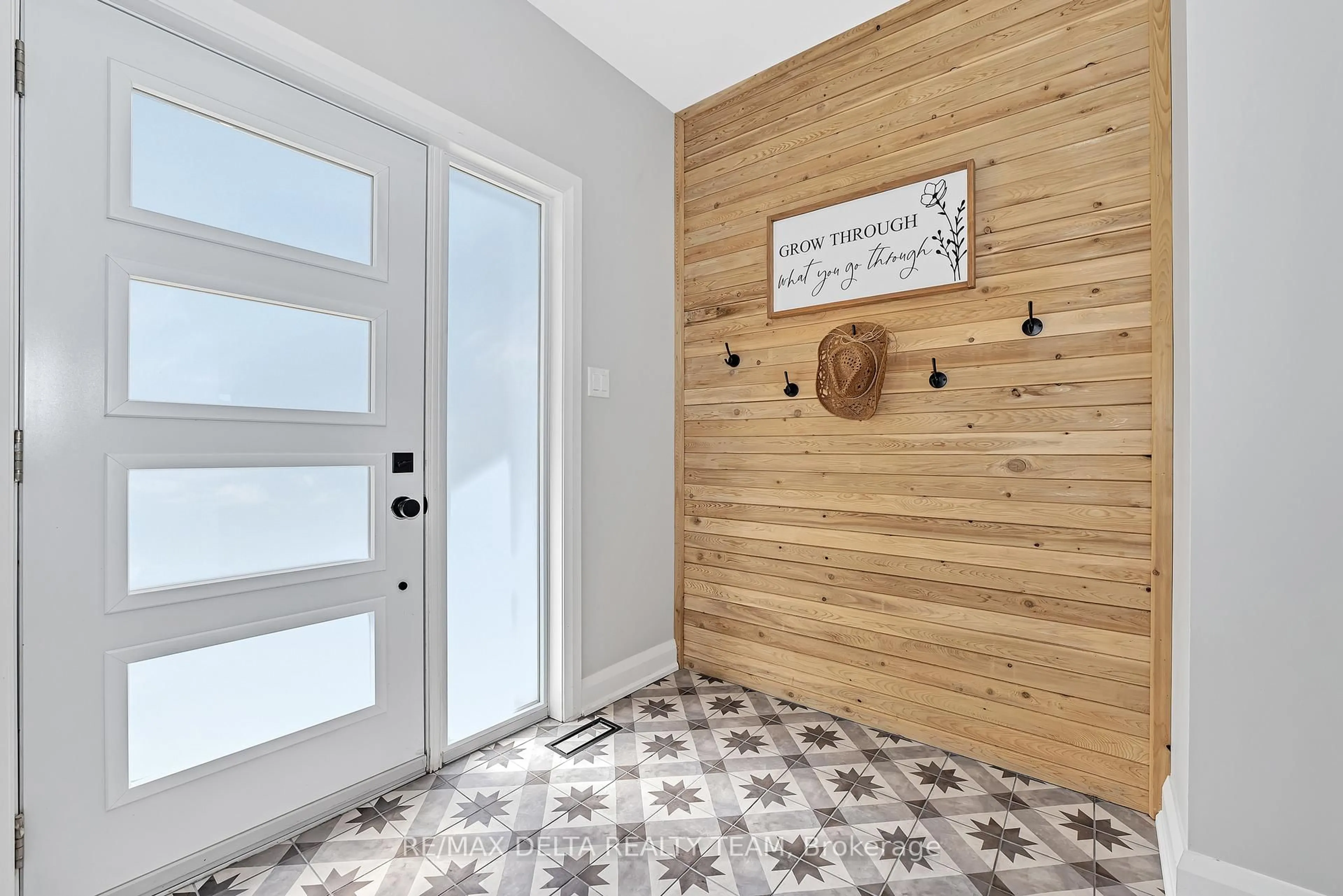 Indoor entryway for 4645 Mcneely Rd Rd, Navan Ontario K4B 1J1