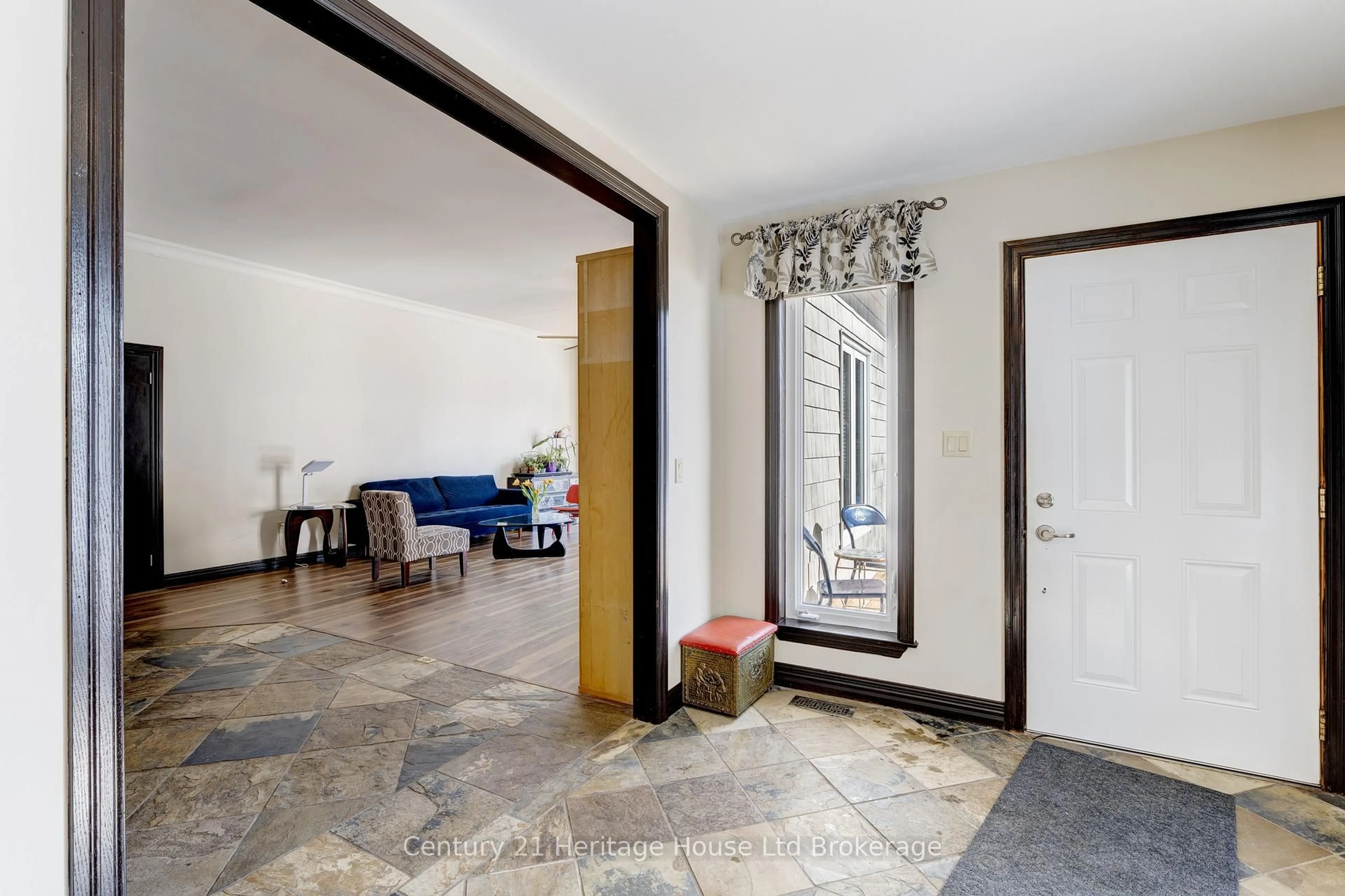 Indoor foyer for 10915 Culloden Rd, Bayham Ontario N5H 2R3