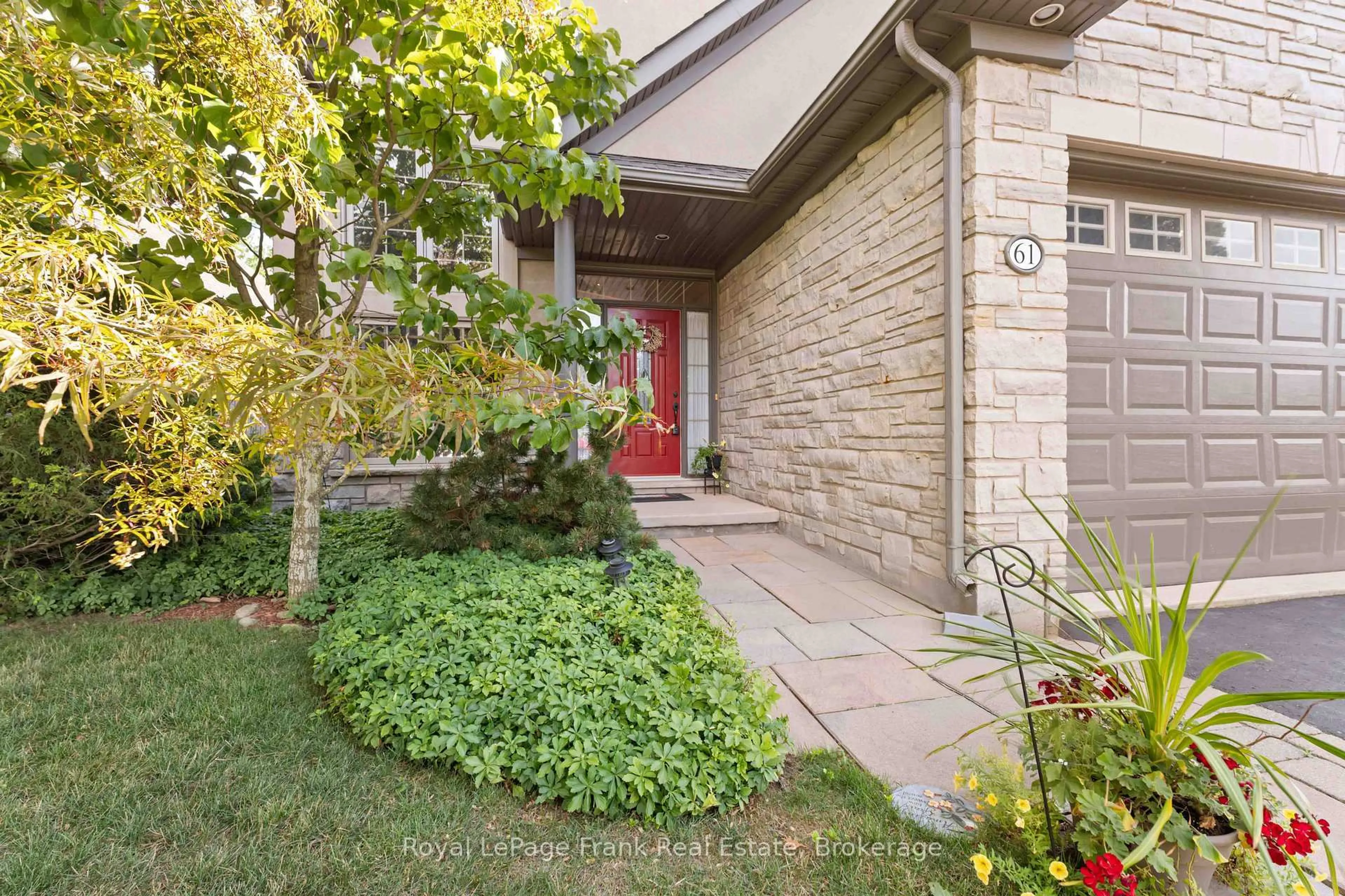 Patio, street for 61 Frontier Dr, Niagara-on-the-Lake Ontario L0S 1J0