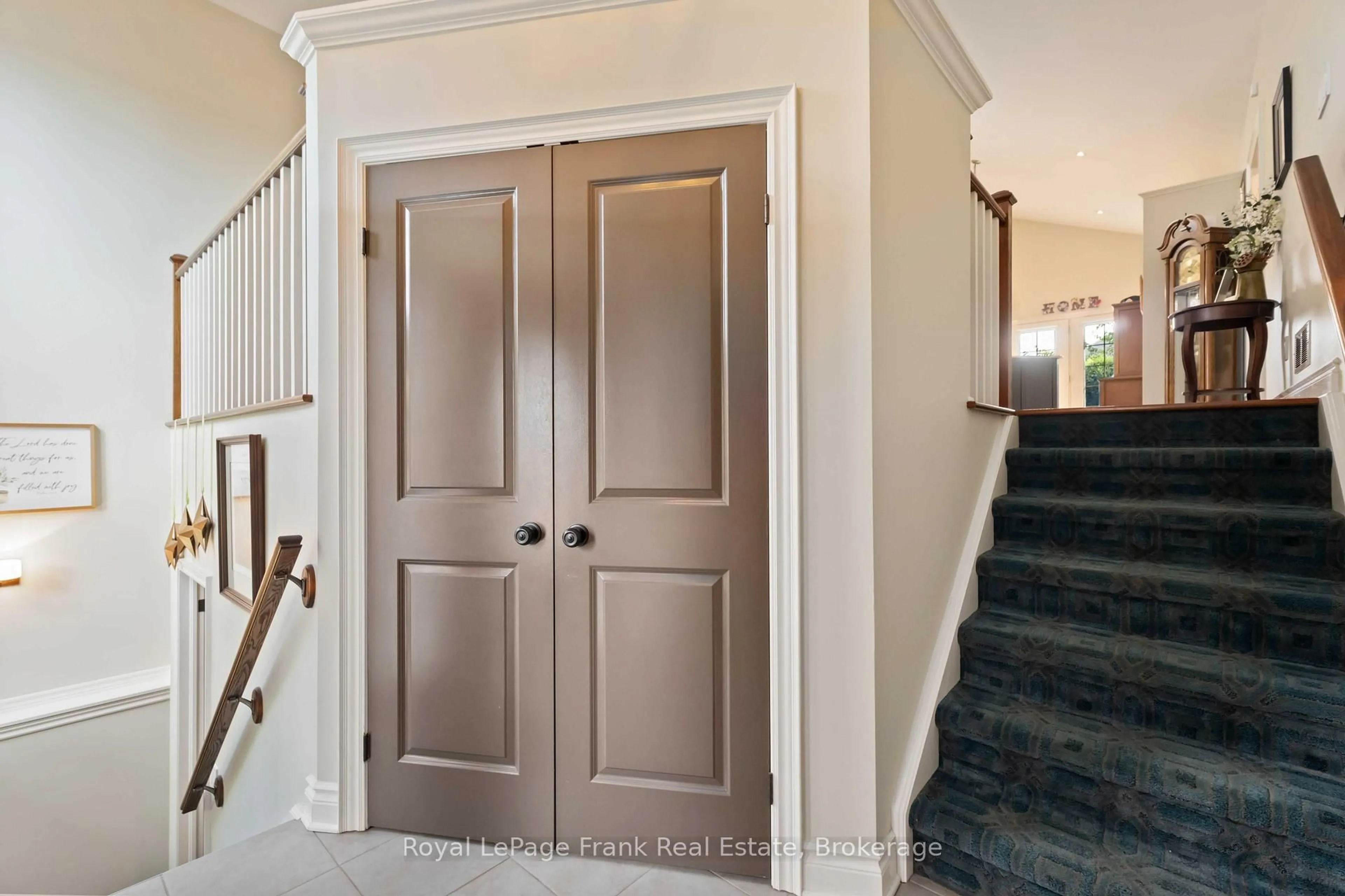 Indoor entryway for 61 Frontier Dr, Niagara-on-the-Lake Ontario L0S 1J0